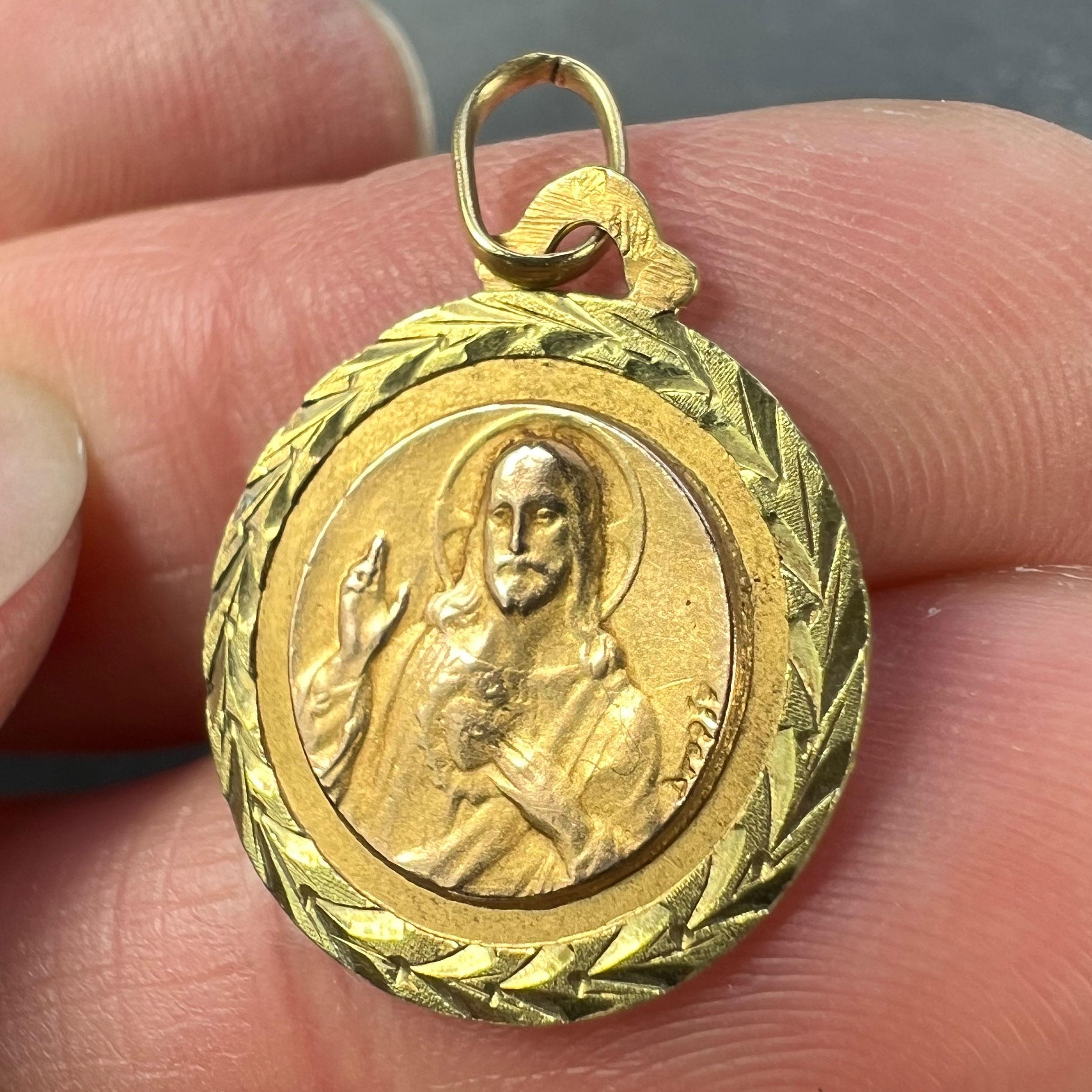 Dropsy Notre Dame de Mont Carmel Sacred Heart 18K Yellow Gold Medal Pendant For Sale 4