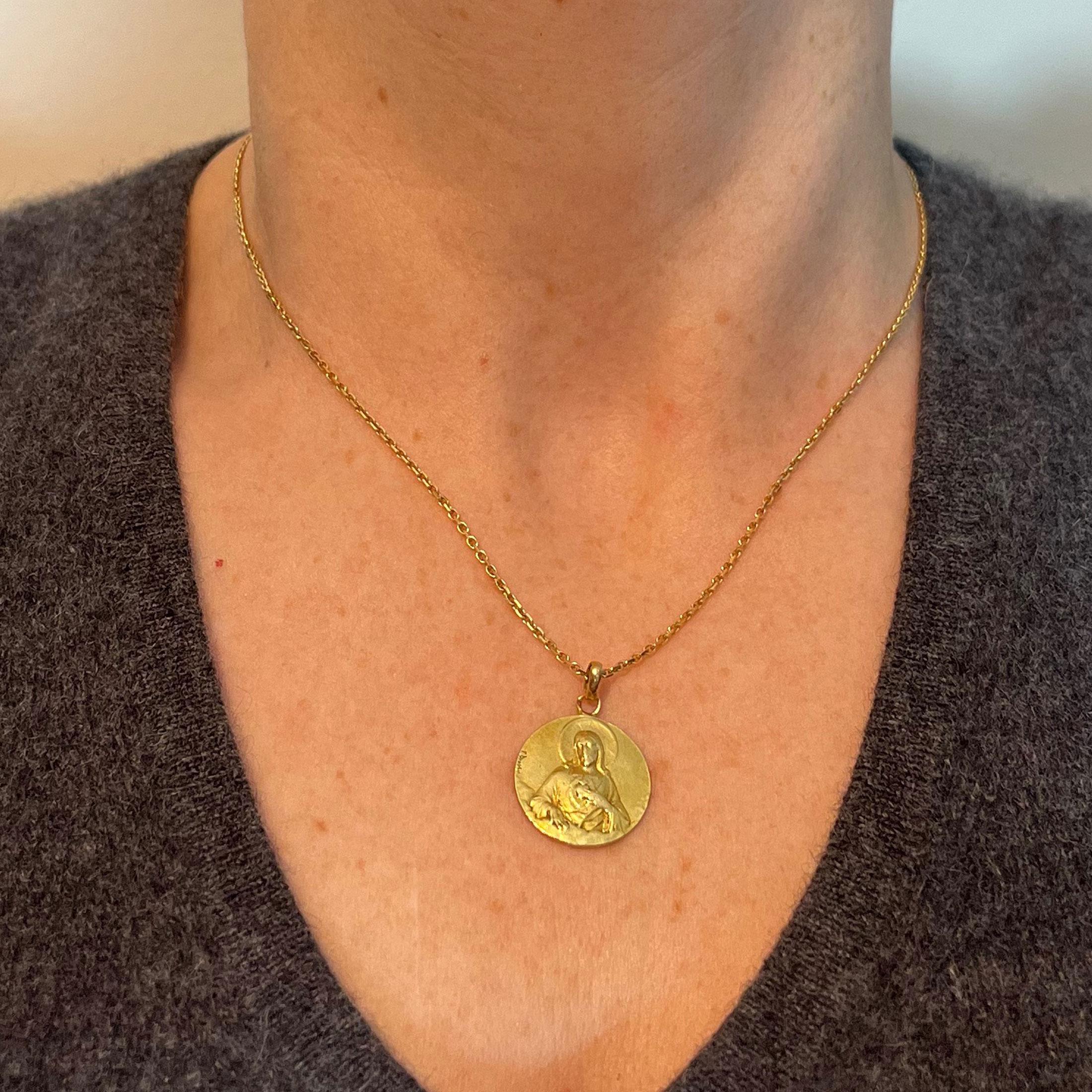 Femenino o masculino Dropsy Sacred Heart Virgin Mary Madonna Carmeli 18K Yellow Gold Medal Pendant en venta