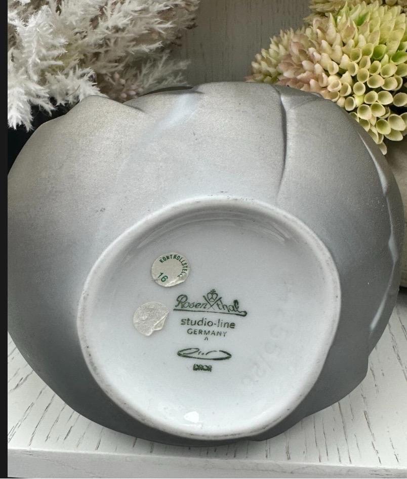 Tedesco Dror Benshertrit per Rosenthal Germania, Vasi di Fasi Vaso in porcellana d'argento. in vendita