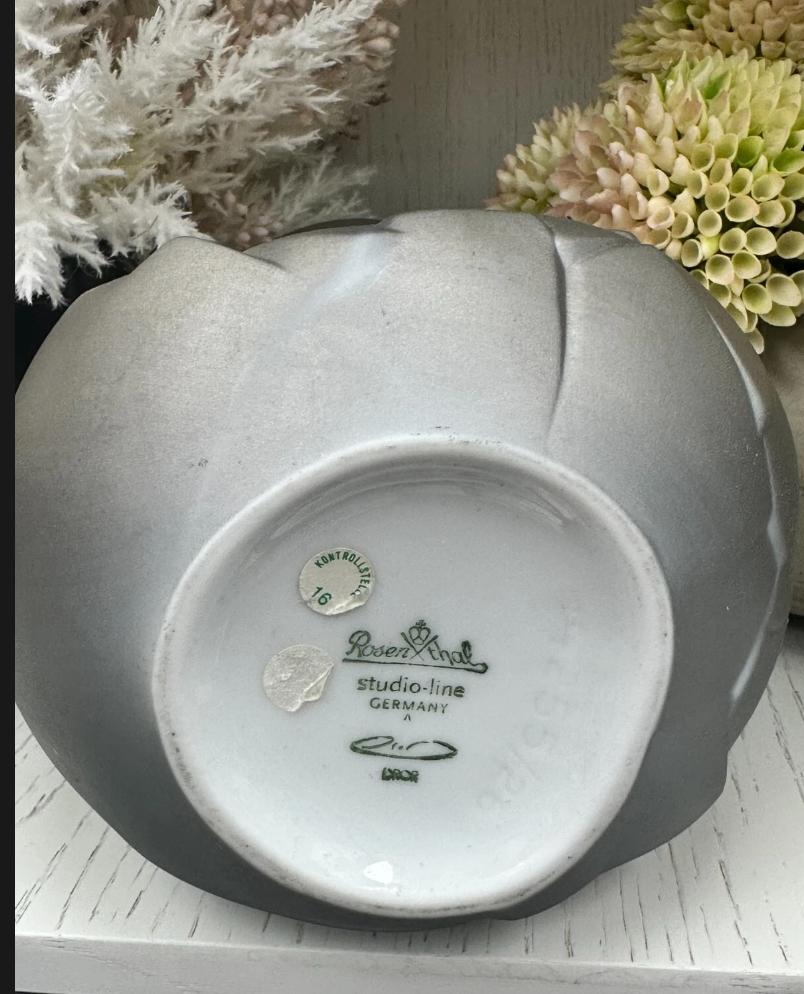 Porcellana Dror Benshertrit per Rosenthal Germania, Vasi di Fasi Vaso in porcellana d'argento. in vendita