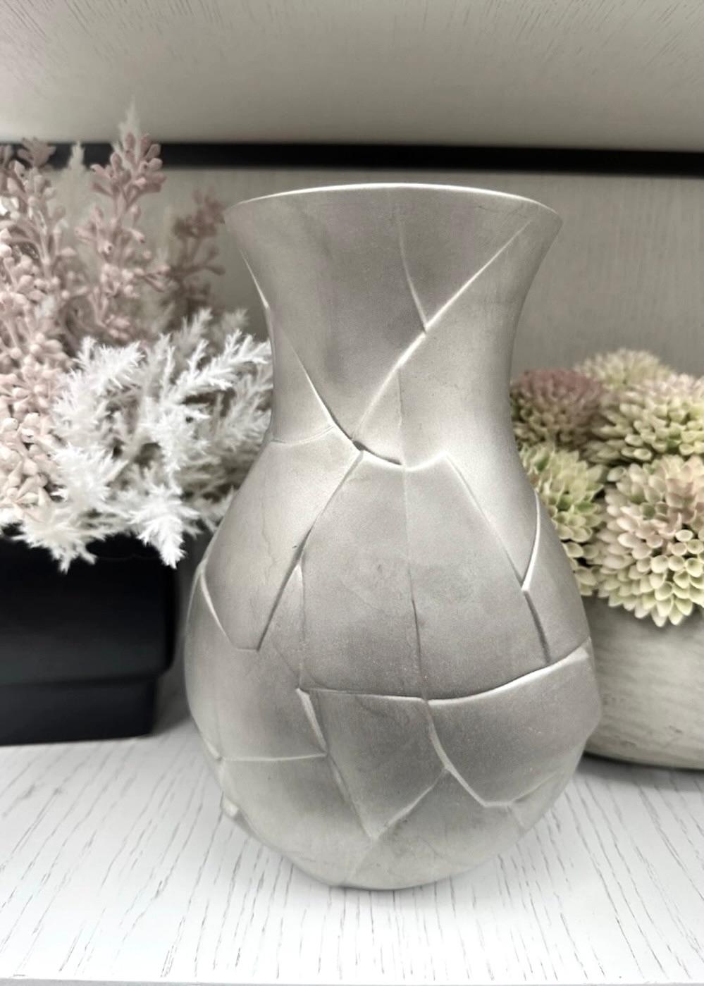 Dror Benshertrit per Rosenthal Germania, Vasi di Fasi Vaso in porcellana d'argento. in vendita 1