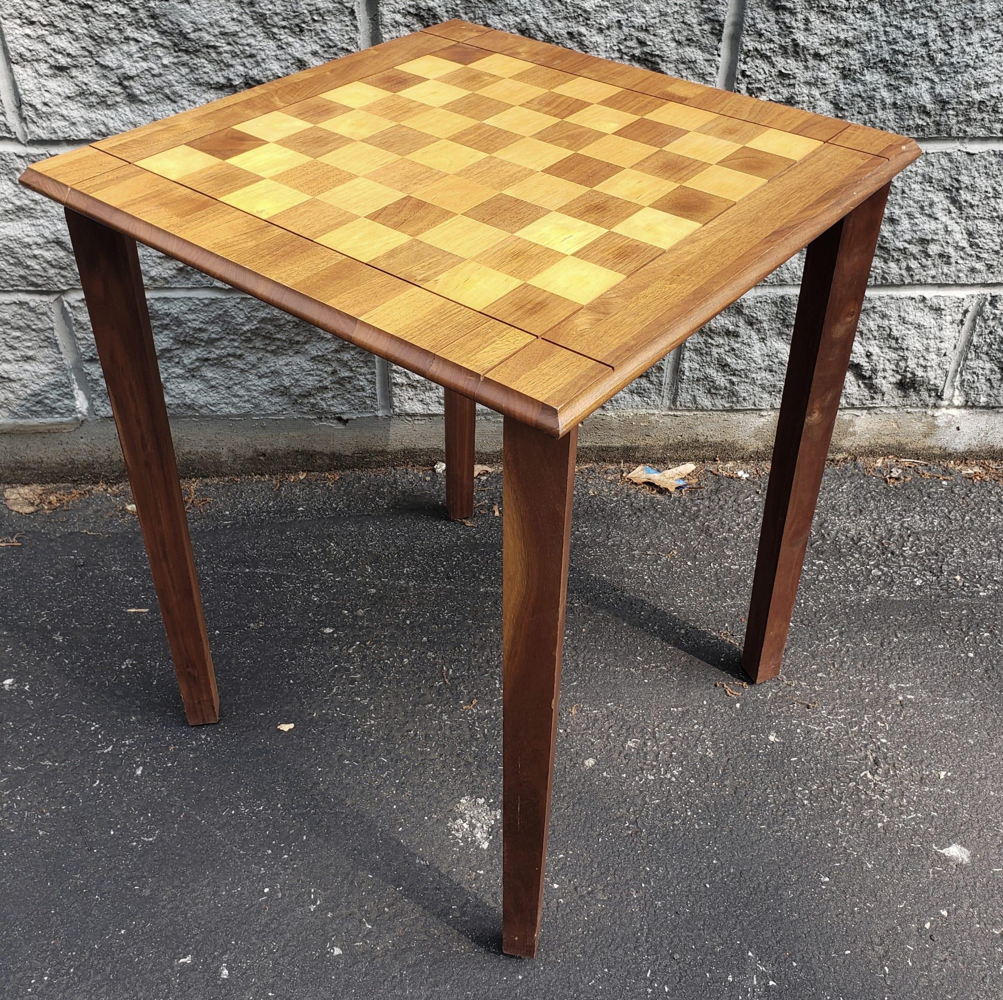 A Drueke Solid Walnut and Birch Parquetry Double Sided Games Table in great vinatge condition. 
Measures 21