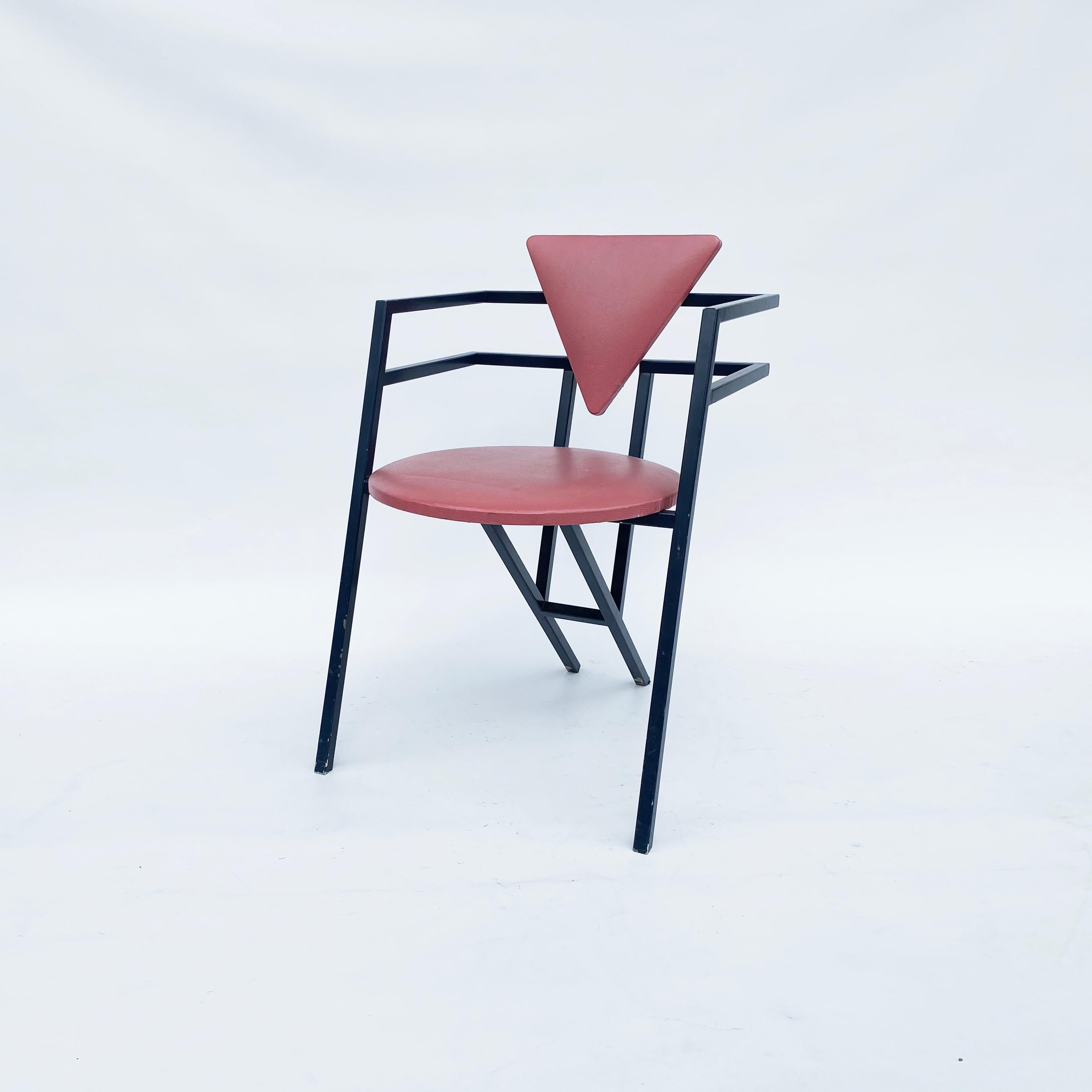 Ein erstaunlicher und seltener Stuhl, der von Jean Allemand für seinen Freund, den berühmten Comiczeichner Philippe Druillet, entworfen wurde. 
Der Stuhl nimmt Bezug auf seine Comic-Thematik und schafft ein verspieltes, aber strenges Gestell in