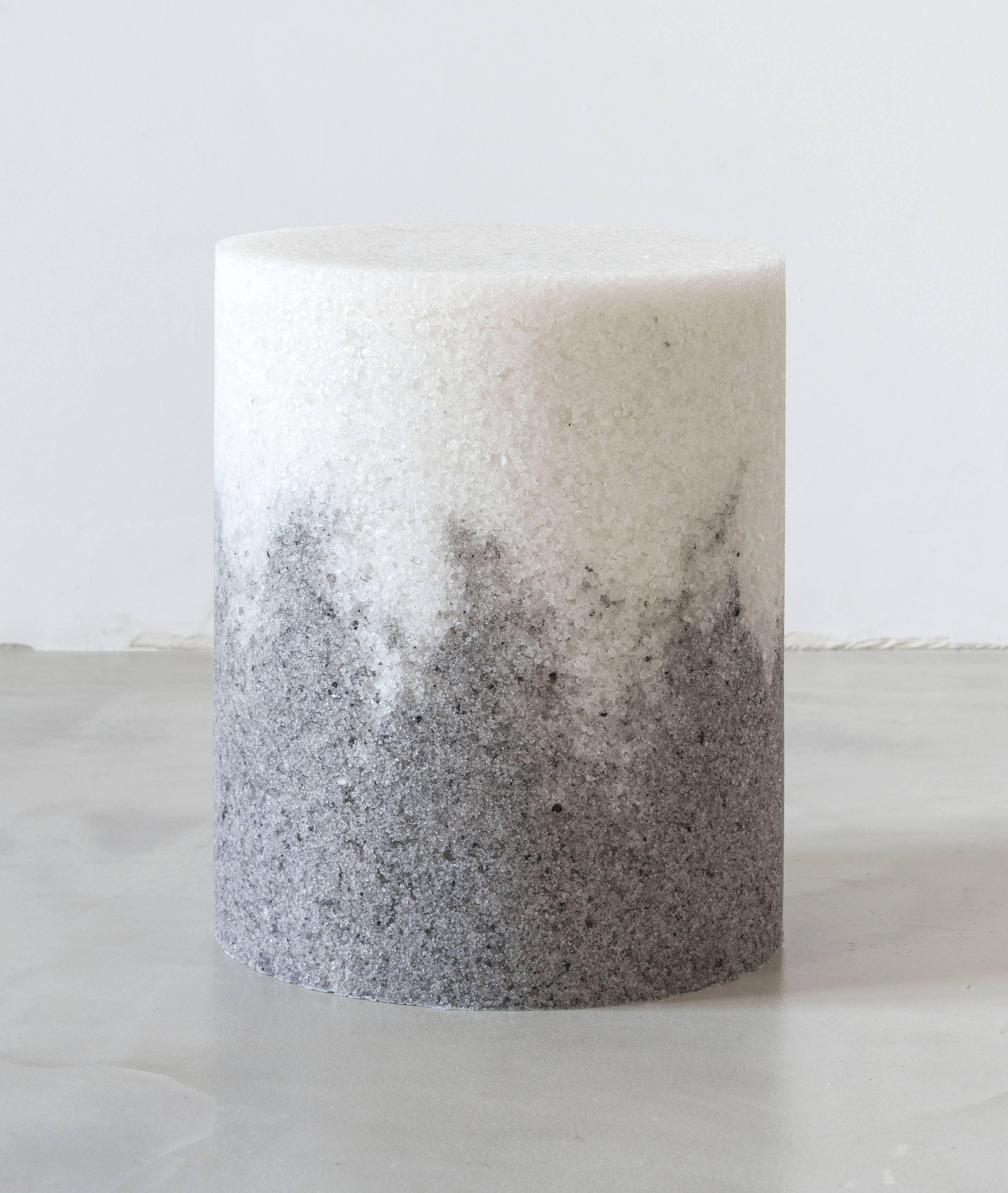 Compuesto de vidrio triturado transparente y gris, el tambor hecho a medida tiene una cavidad hueca y mantiene una textura orgánica y una composición sofisticada. La pieza tiene una cavidad hueca y pesa aproximadamente 40 lbs.