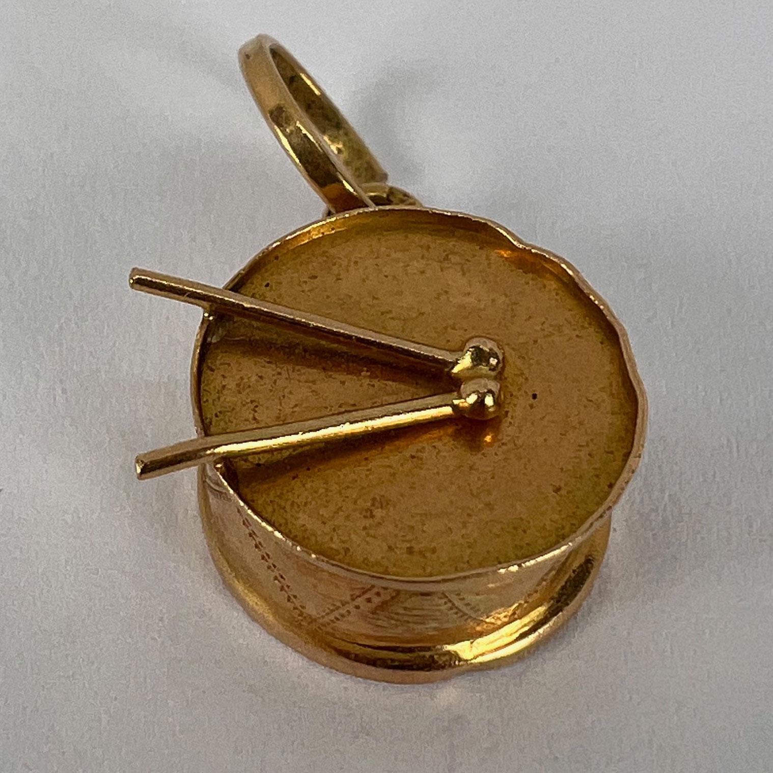 Pendentif breloque tambour en or jaune 18 carats en vente 5