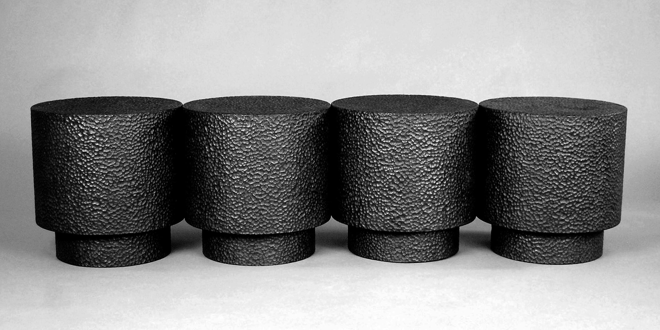 Banc de tambour pour 4 personnes par John Eric Byers
Dimensions : D41 x W163 x H41 cm
MATERIAL : sculpté + noirci + érable

Toutes les œuvres sont réalisées individuellement à la main sur commande.

John Eric Byers crée des pièces d'inspiration