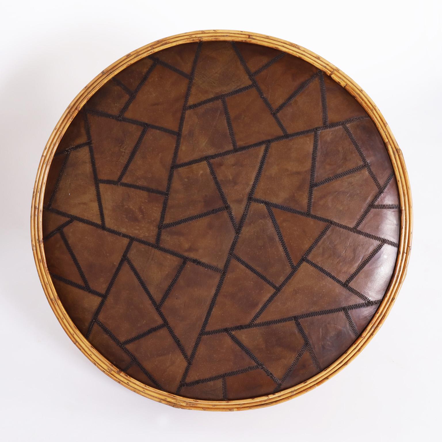 Colonial britannique Table basse en rotin et cuir en forme de tambour en vente