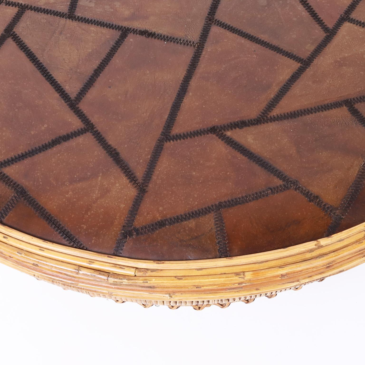 Fait main Table basse en rotin et cuir en forme de tambour en vente