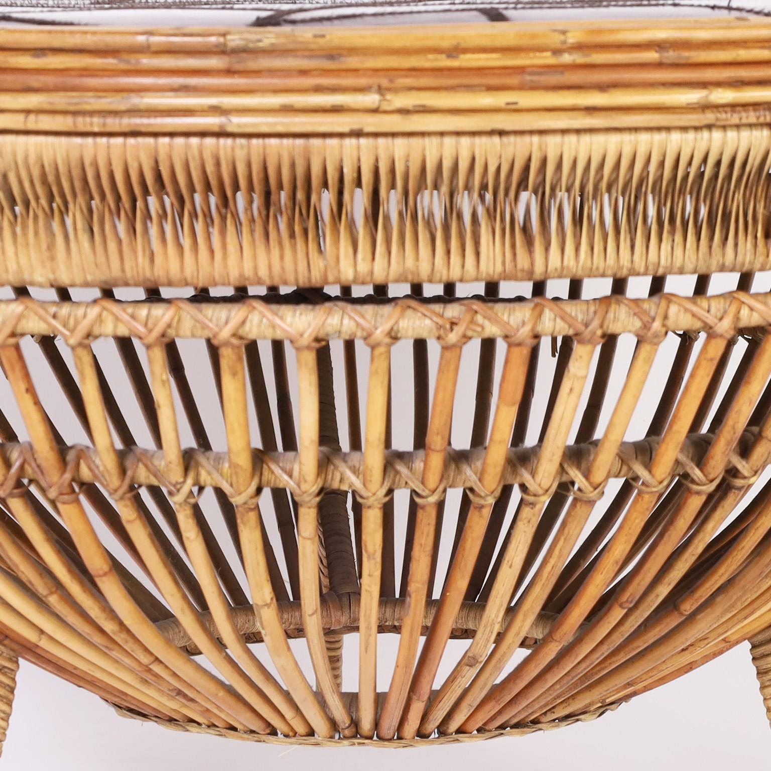 20ième siècle Table basse en rotin et cuir en forme de tambour en vente