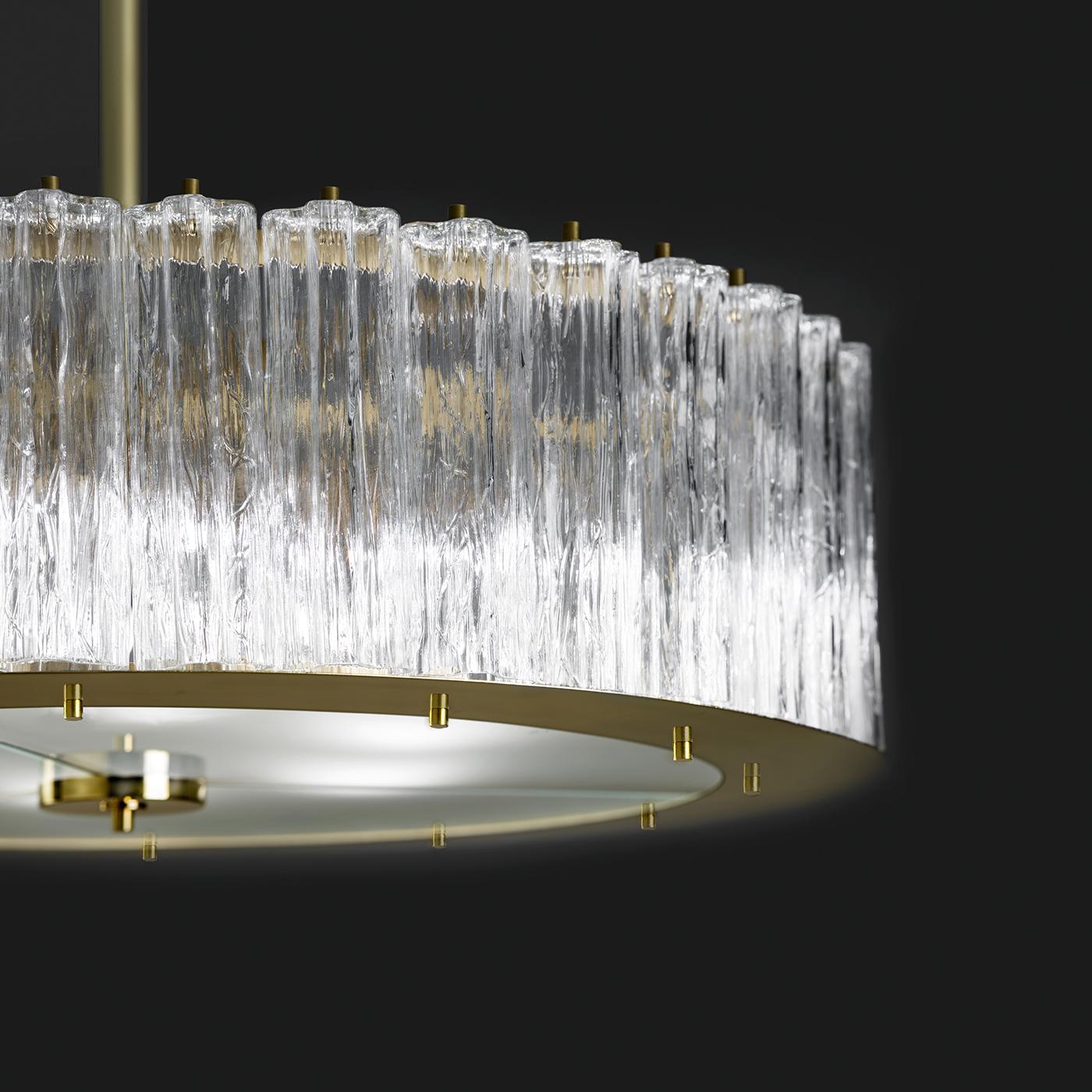 A stunning interpretation of Art Deco elegance, this chandelier is part of the Home Couture collection. It creates a superb effect both when lit, shining the light of its six bulbs, and when not on, thanks to its superb sculptural shape. The glass