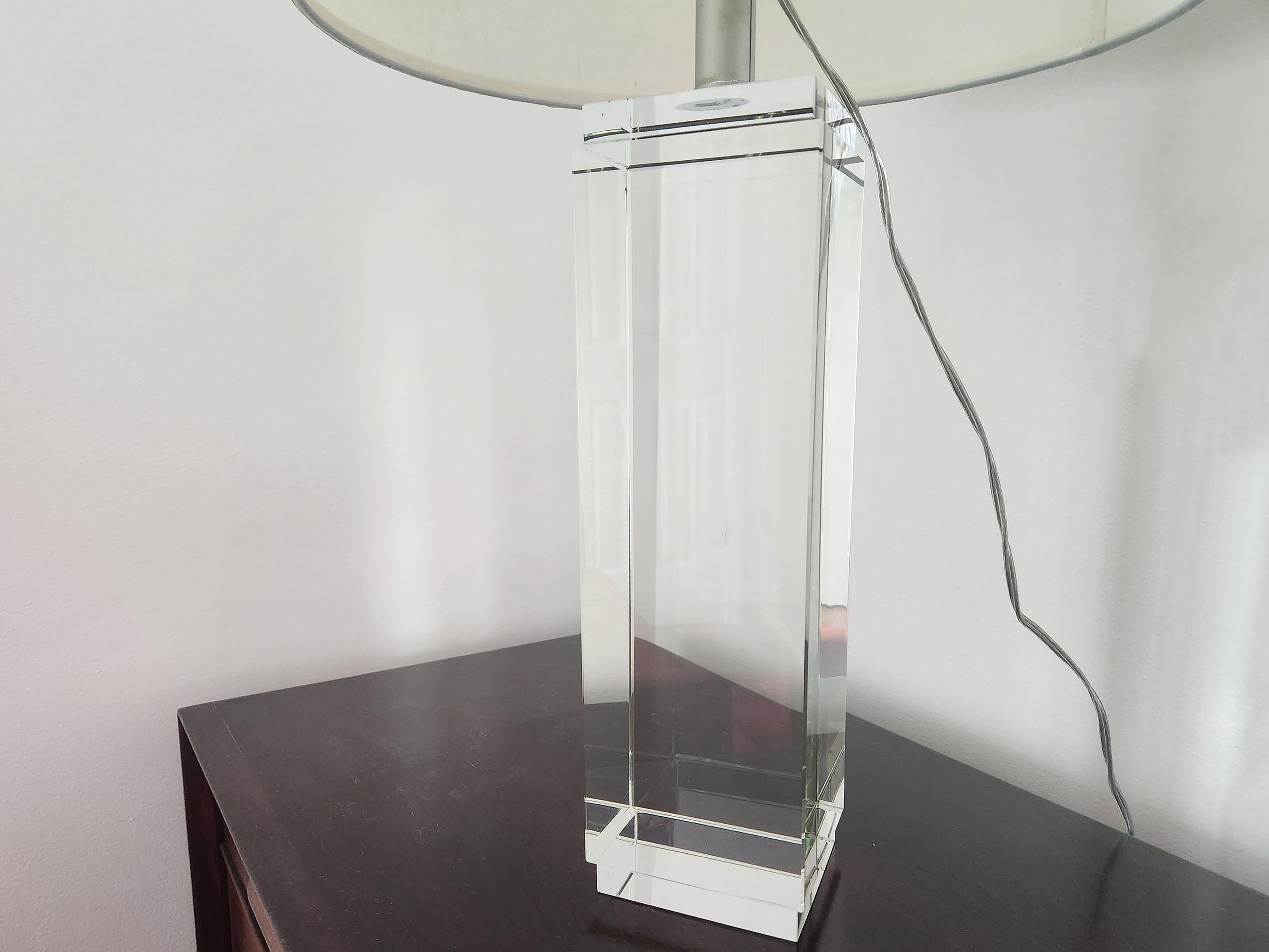 Trommel-Nachttisch, Modernismus K9, Kristall mit weißem Schirm (21. Jahrhundert und zeitgenössisch) im Angebot
