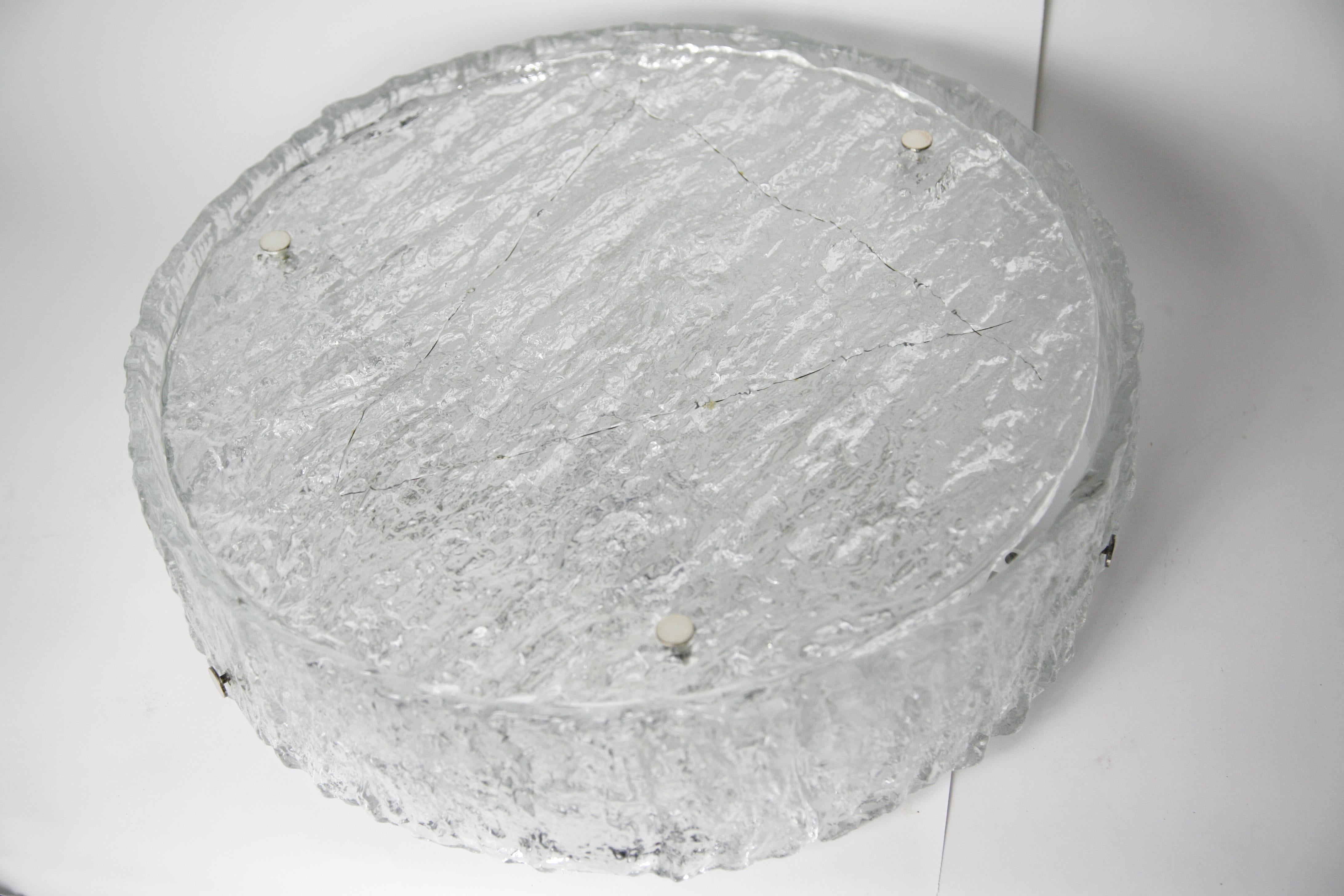 Glass flush mount von Kaiser, Deutschland 1960s ein runder Diffusor trommelförmigen Glas, das auf der Außenseite wie ein gewelltes Eis Ozean sechs verchromte Kreuzblumen, vier europäischen Steckdosen auf einem weißen Metallrahmen strukturiert