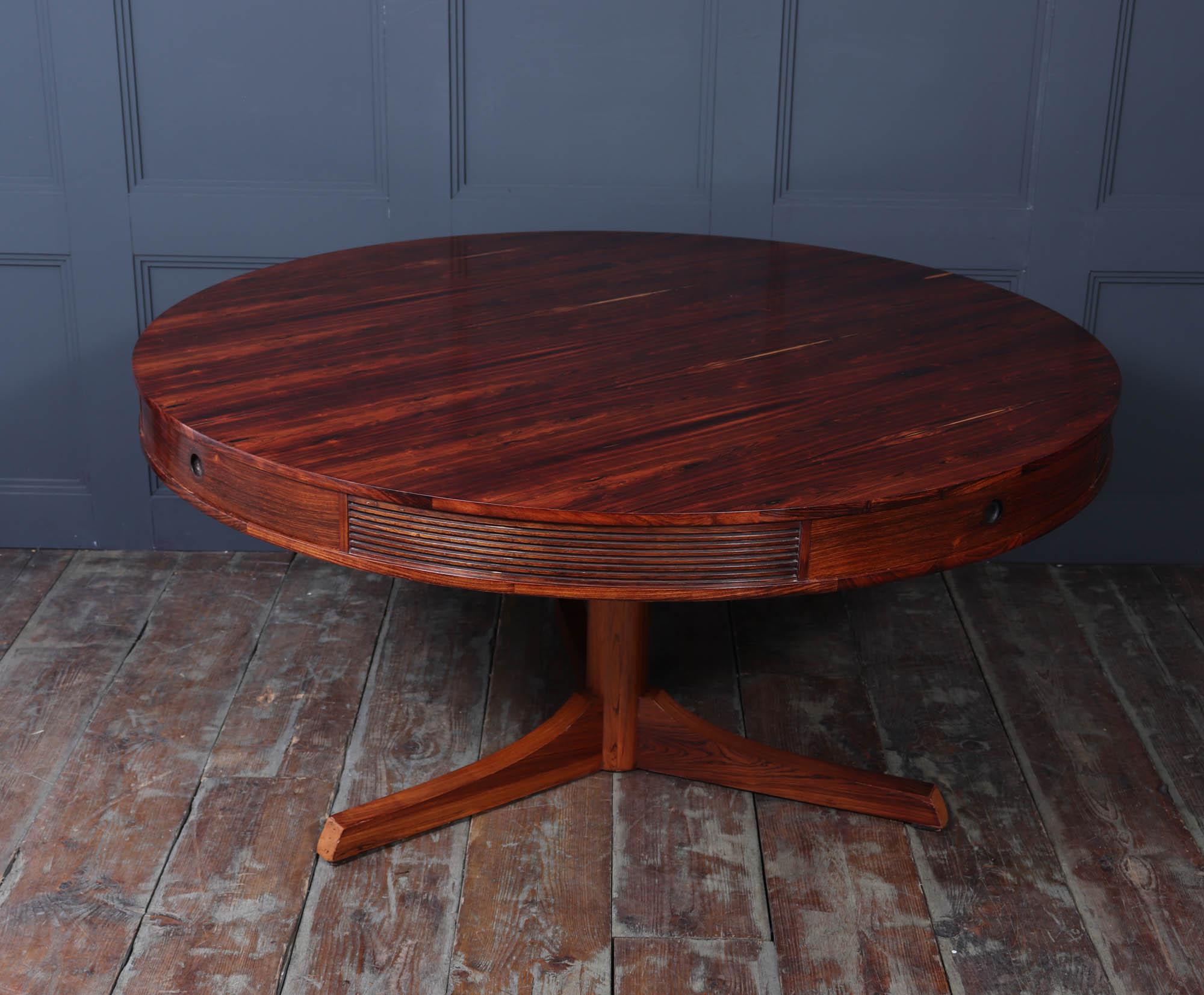 Table de salle à manger à tambour du milieu du siècle 
Conçue en 1957 par le designer Robert Heritage et fabriquée par Archie Shine à la fin des années 1950 et au début des années 1960, cette table à tambour fait partie de la collection Bridgeford