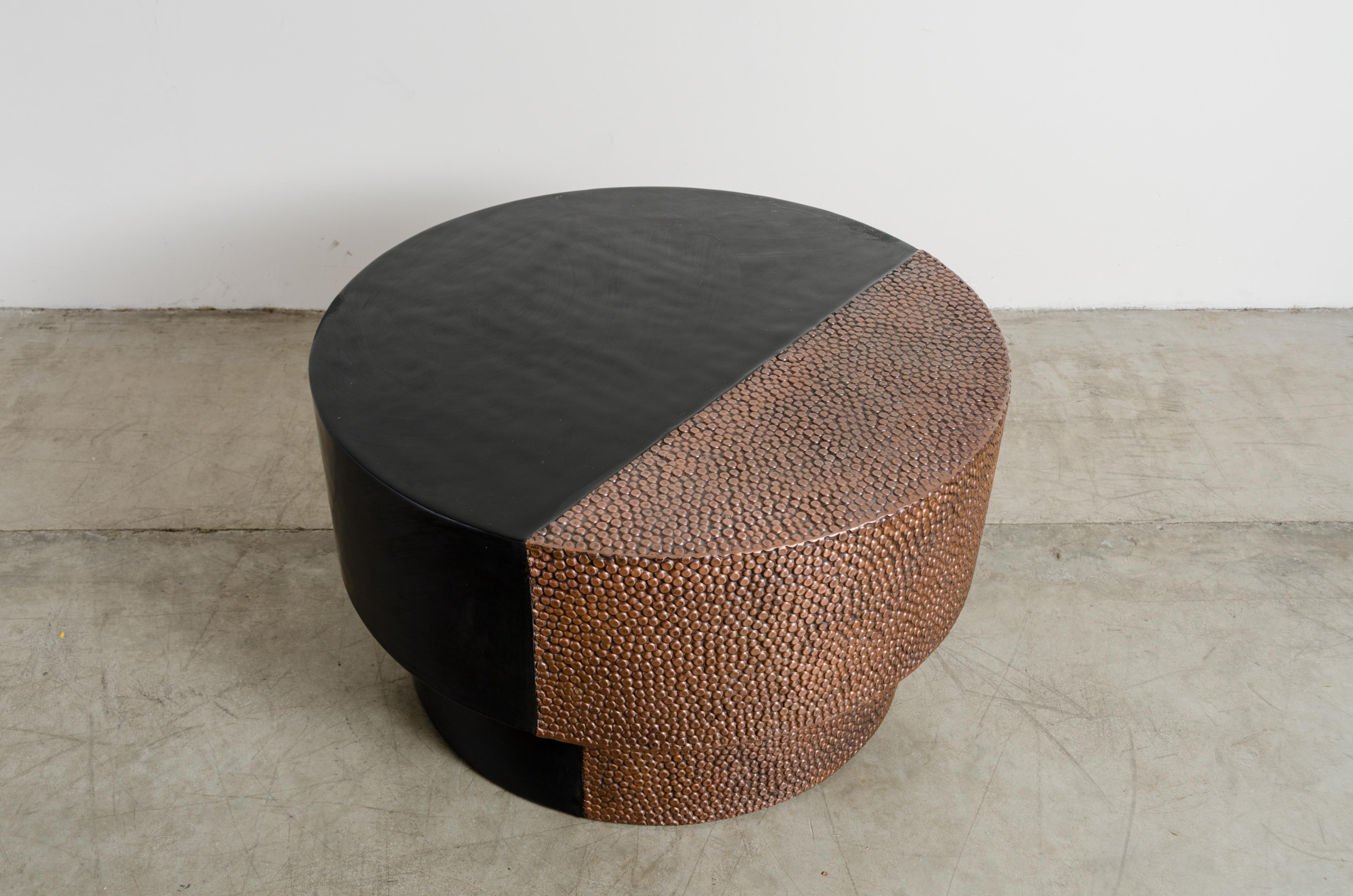 Repoussé Table à tambour avec motif peau de perle, cuivre et laque noire de Robert Kuo en vente