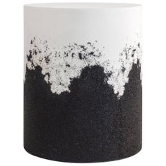 Cylindre en ciment blanc et silice noire de Fernando Mastrangelo