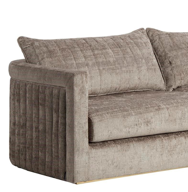 Drummond sofa has a very eclectic and Classic design, very comfortable, perfect for every living room. The back of the sofa is highlighted by a dedicated quilting thus allowing the use also in the middle of the room, it could easily be considered