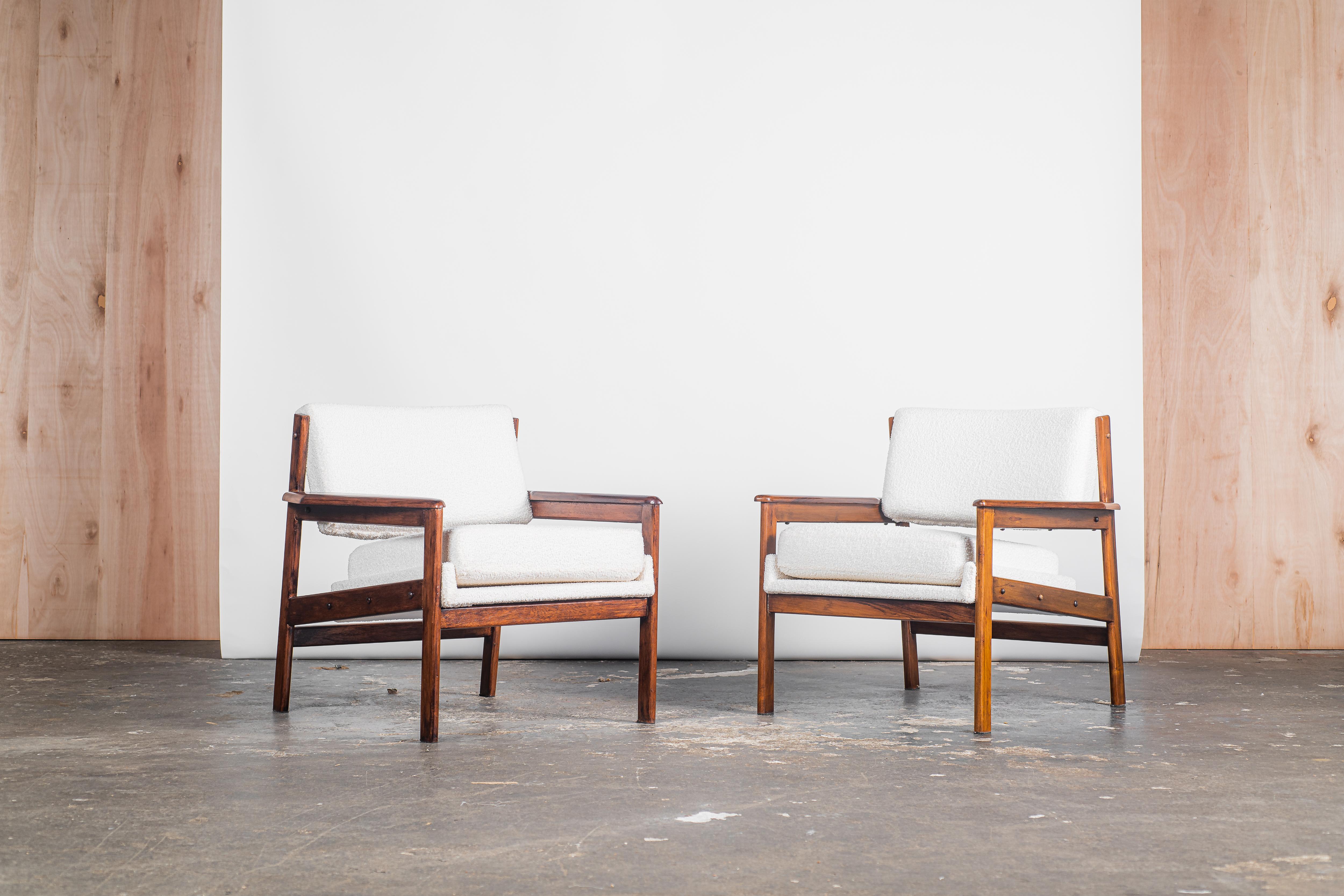 Voici l'illustre fauteuil Drumond, une création distinguée née en 1950 sous les mains expertes d'Oca, un atelier vénérable situé au cœur du Brésil. Réverbérant une force résolue et un équilibre royal, ce chef-d'œuvre est façonné avec art dans