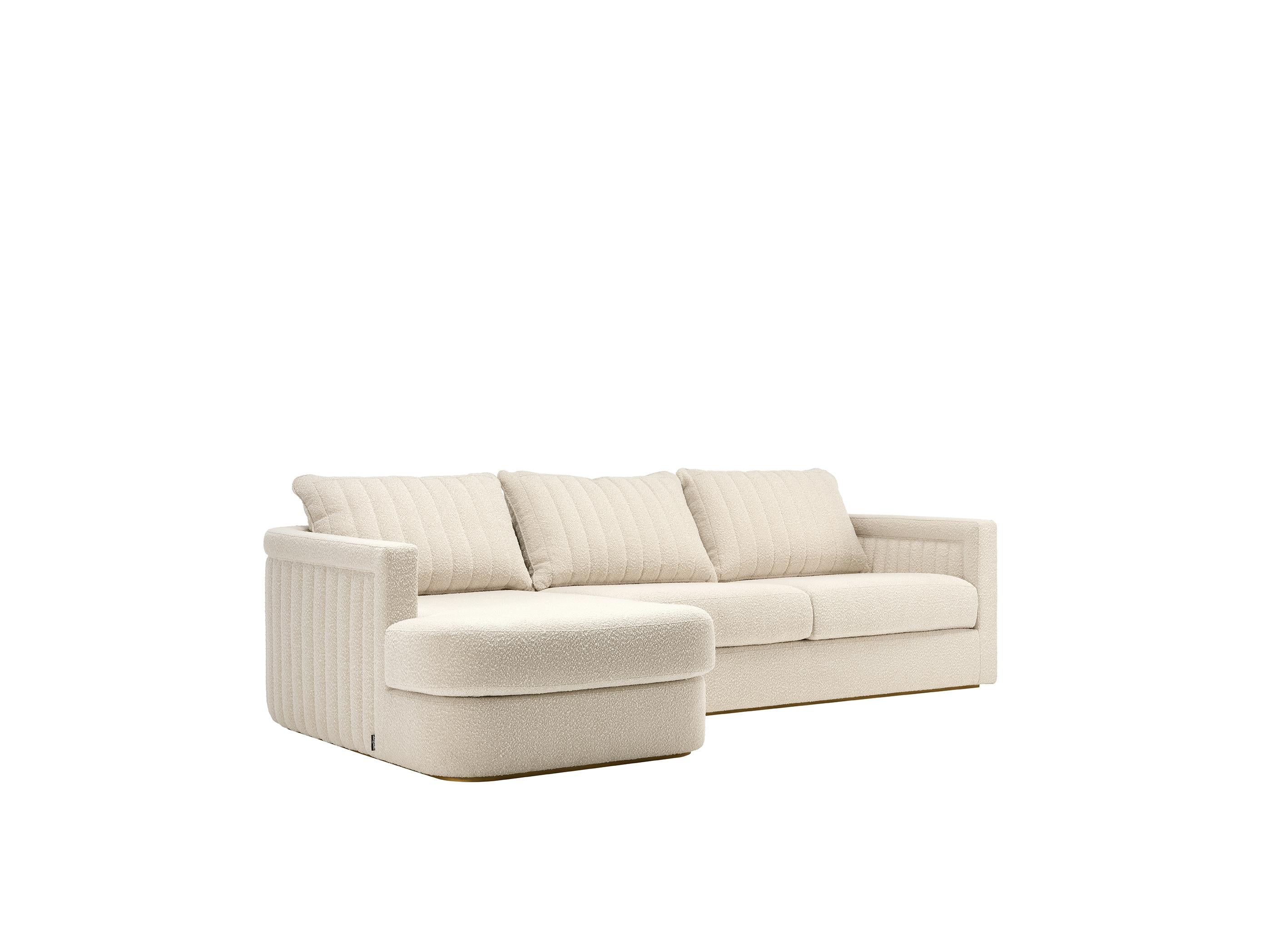 Die Rückenlehne des DRUMMOND-Sofas wird durch eine zarte Steppung hervorgehoben, so dass es auch in der Mitte des Raumes verwendet werden kann. Dieses charmante Sofa könnte ohne weiteres als Hauptdarsteller des Wohnzimmers betrachtet werden.