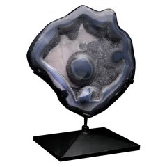 Druzy-Achatschale auf drehbarem Metallsockel