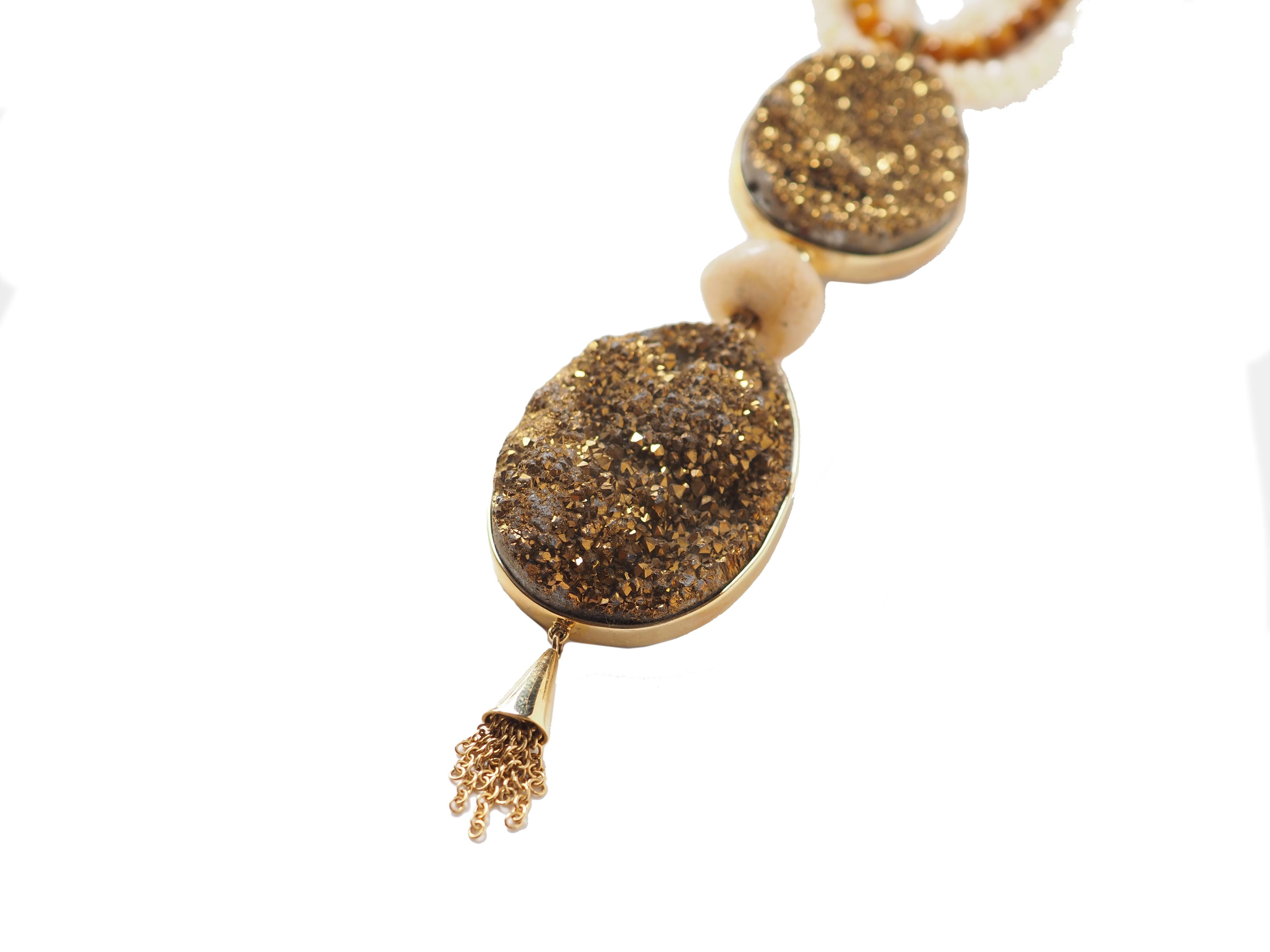 Collana molto particolare con pirite druzica, occhi di tigre e perline di opale, oro 18kt 17,40, opale e occhi di tigre. Con pietra d'agata antica.
Tutti i gioielli di Giulia Colussi sono nuovi e non sono mai stati indossati o posseduti in