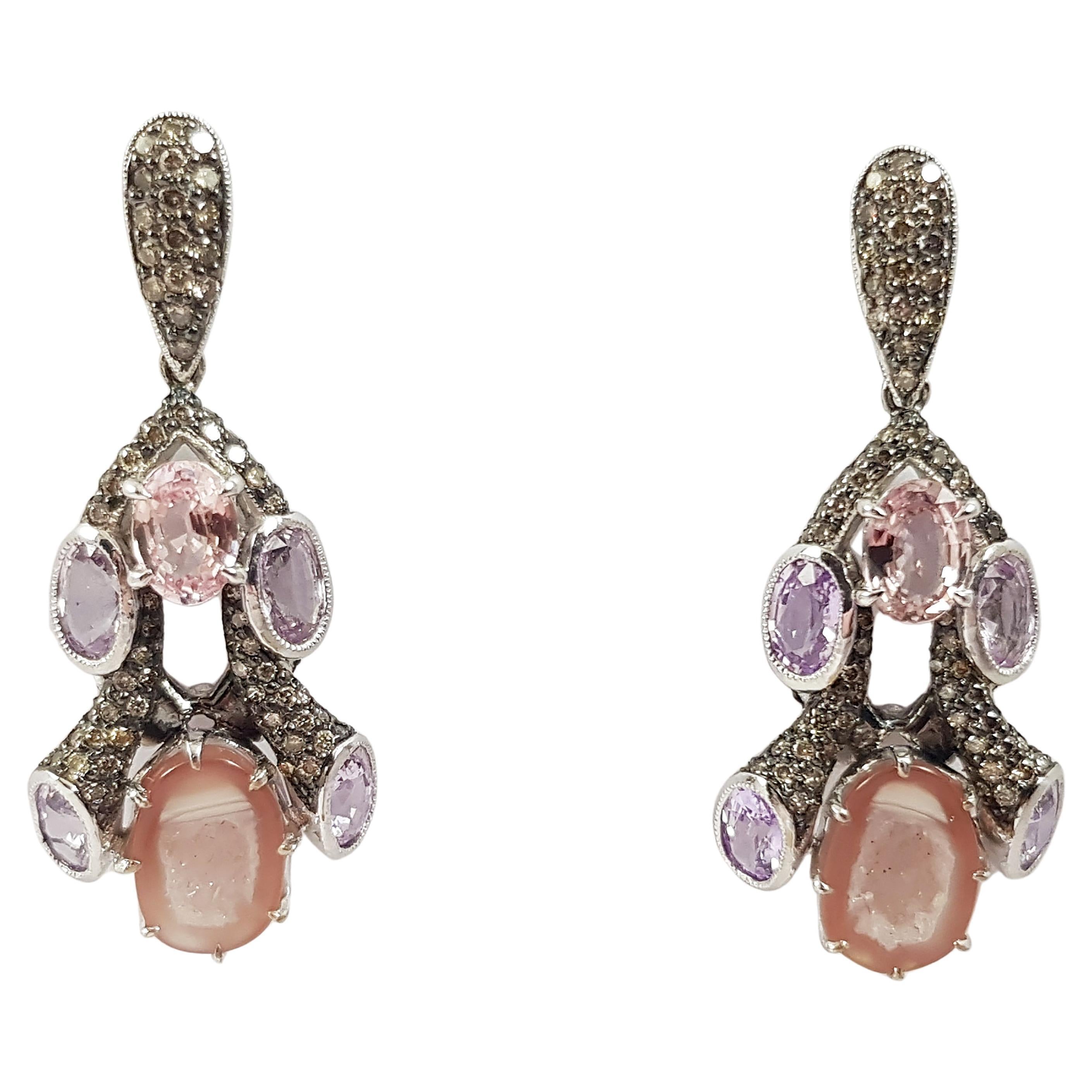 Boucles d'oreilles Druzy en or blanc 18 carats, saphirs roses et violets et diamants bruns en vente