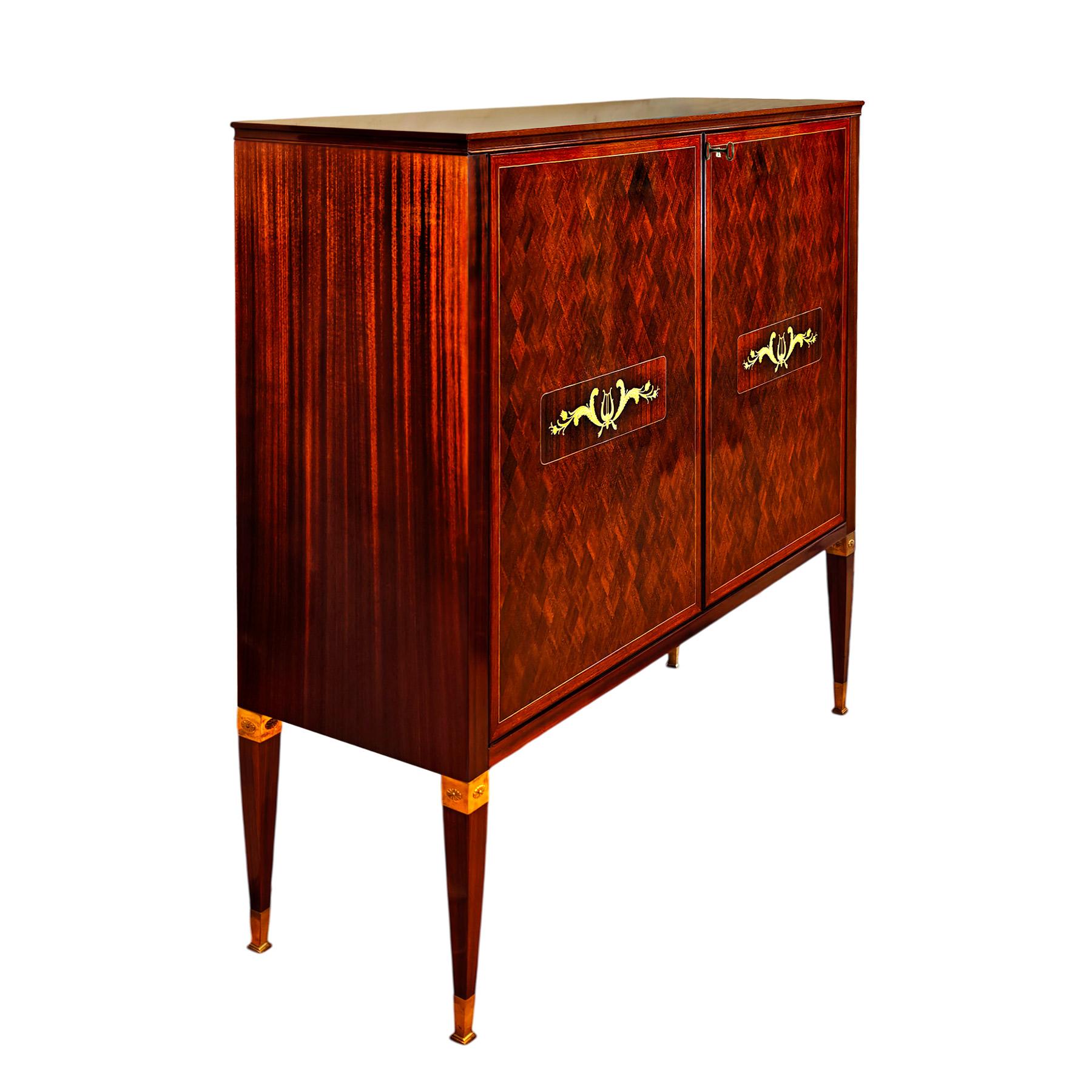 Spettacolare mobile bar in mogano massiccio con intarsi a diamante in mogano e intarsi in ottone. Decorazioni e piedi in ottone lucido, intarsio in legno di limone e mogano all'interno, specchio decorato a diamante, piccolo vassoio da portata in