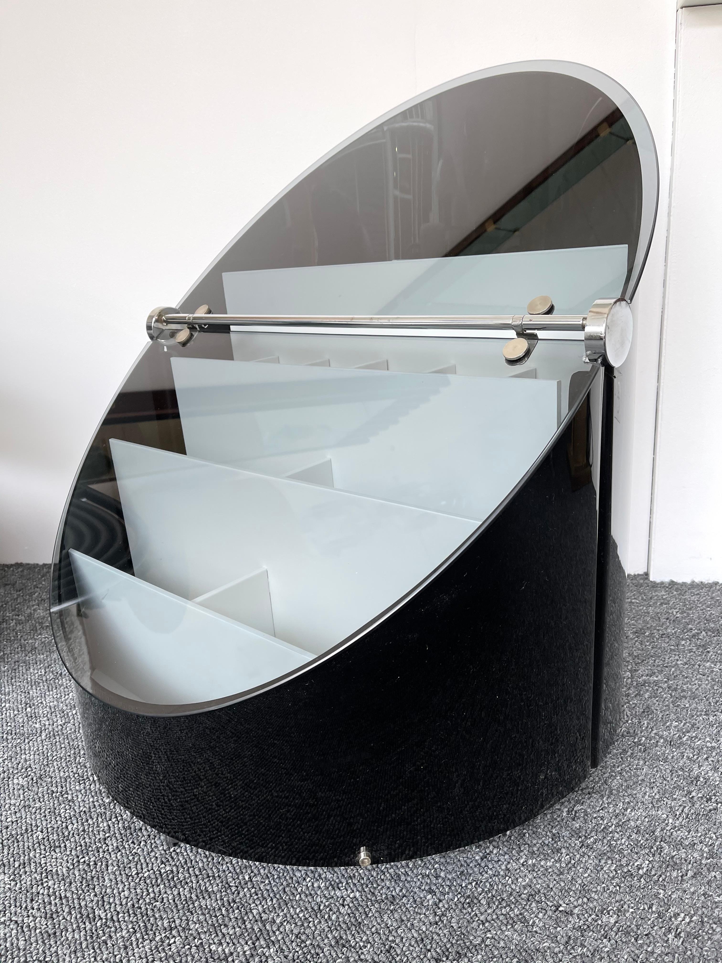 Rare Dry bar cart cabinet in black resin, metal chrome, smoke glass. interior white lacquered, by the italian designer Claudio Salocchi. the bar is mounted on wheels. Famous design like Mario Sabot, Willy Rizzo, Maison Jansen, Hollywood Regency, Gio