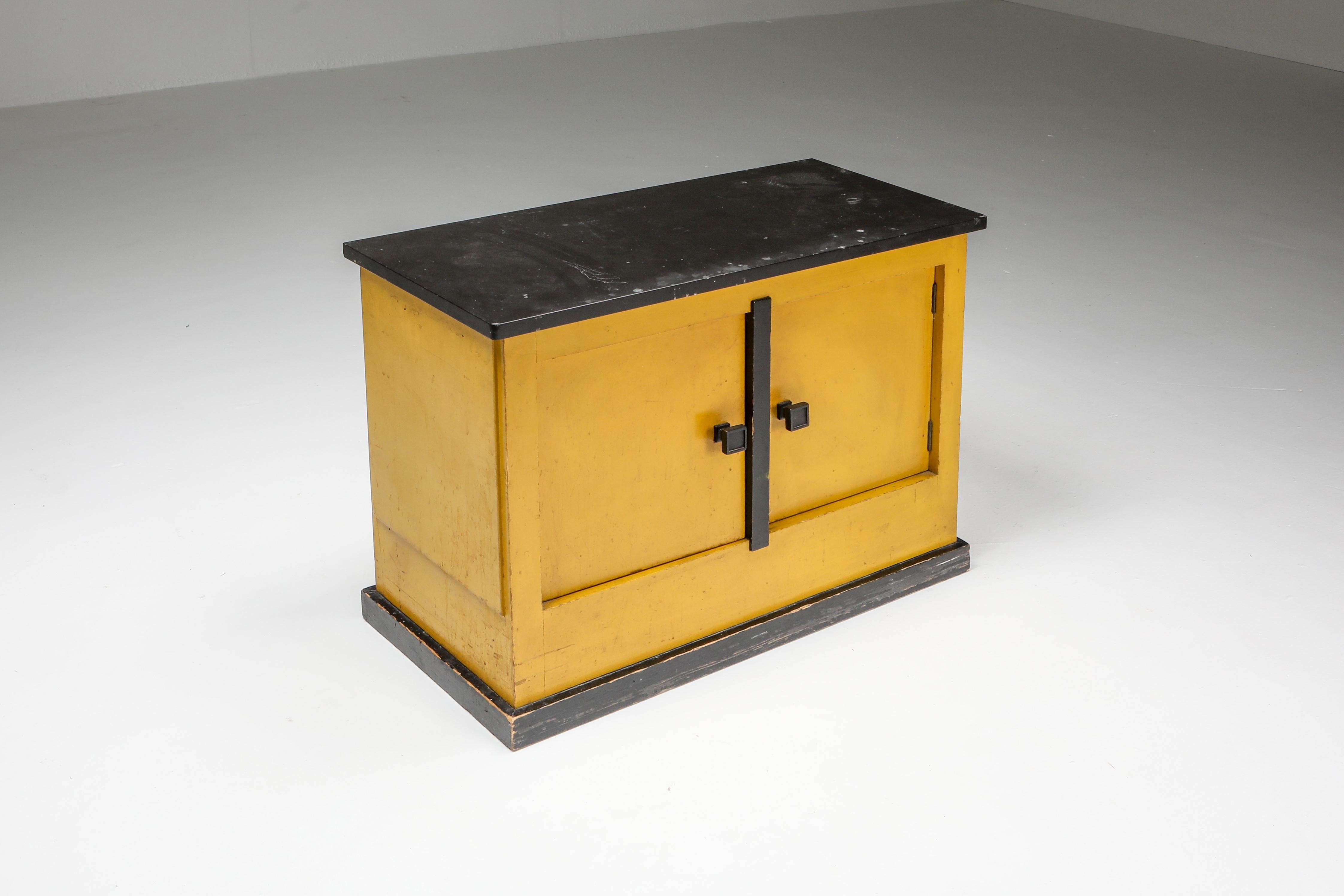 Modernistischer gelb-schwarzer Barschrank mit Kühlbox, Hendrik Wouda, H. Pander & Zonen, Niederlande 1924

Lackierte Kiefer, schwarze Marmorplatte.

Das Interbellum, die Zeit zwischen den beiden Weltkriegen, war eine Zeit der Blüte der