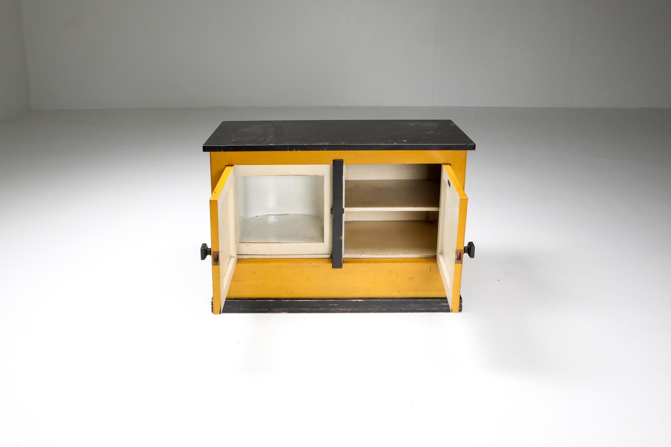 Dry bar Cabinet by Dutch Modernist H.Wouda 1924 In Good Condition In Antwerp, BE
