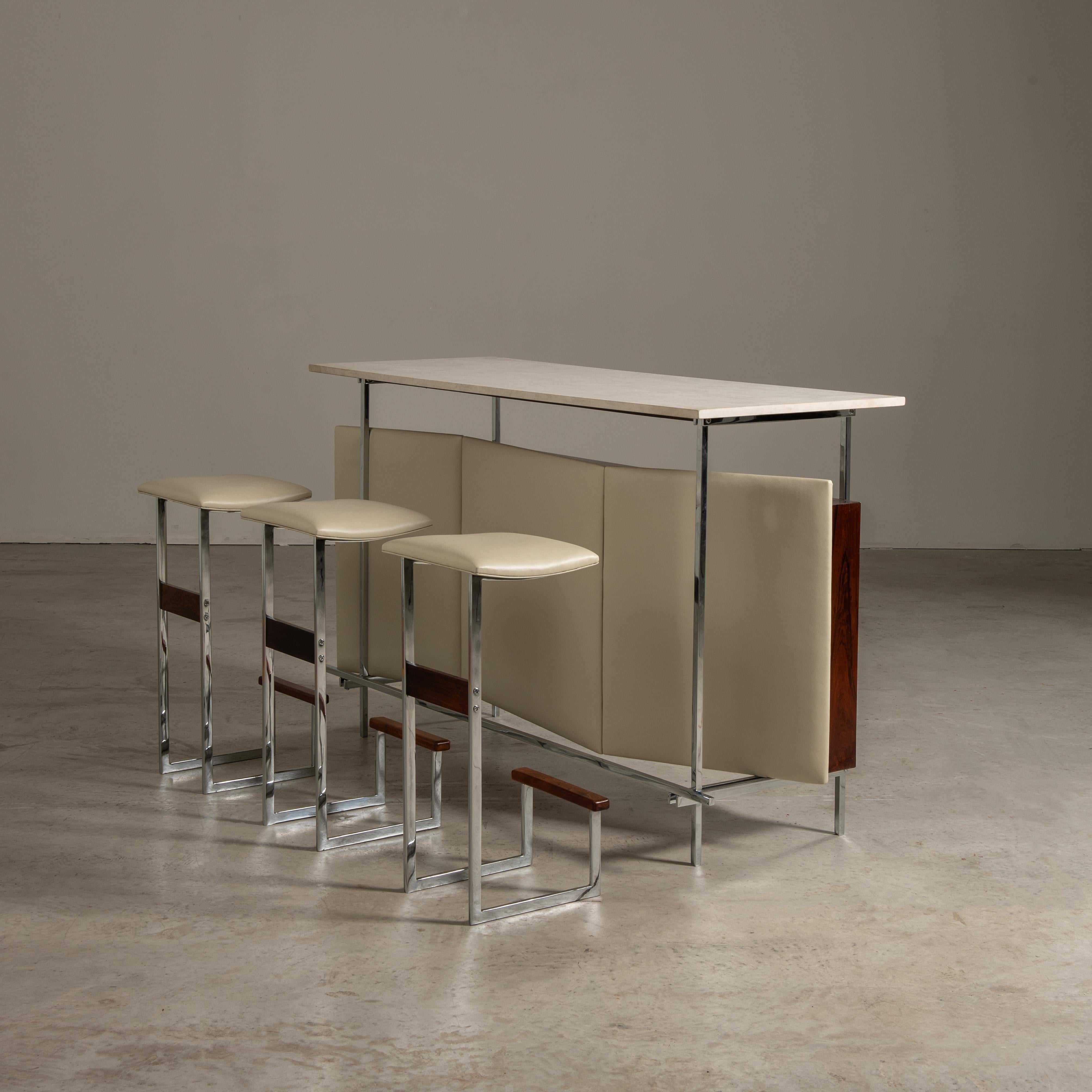 This dry bar with accompanying stools, a creation of the 1960s by l'Atelier, which was under the aegis of Jorge Zalszupin, is a distinguished example of mid-century Brazilian design. Zalszupin, known for his contribution to modern Brazilian