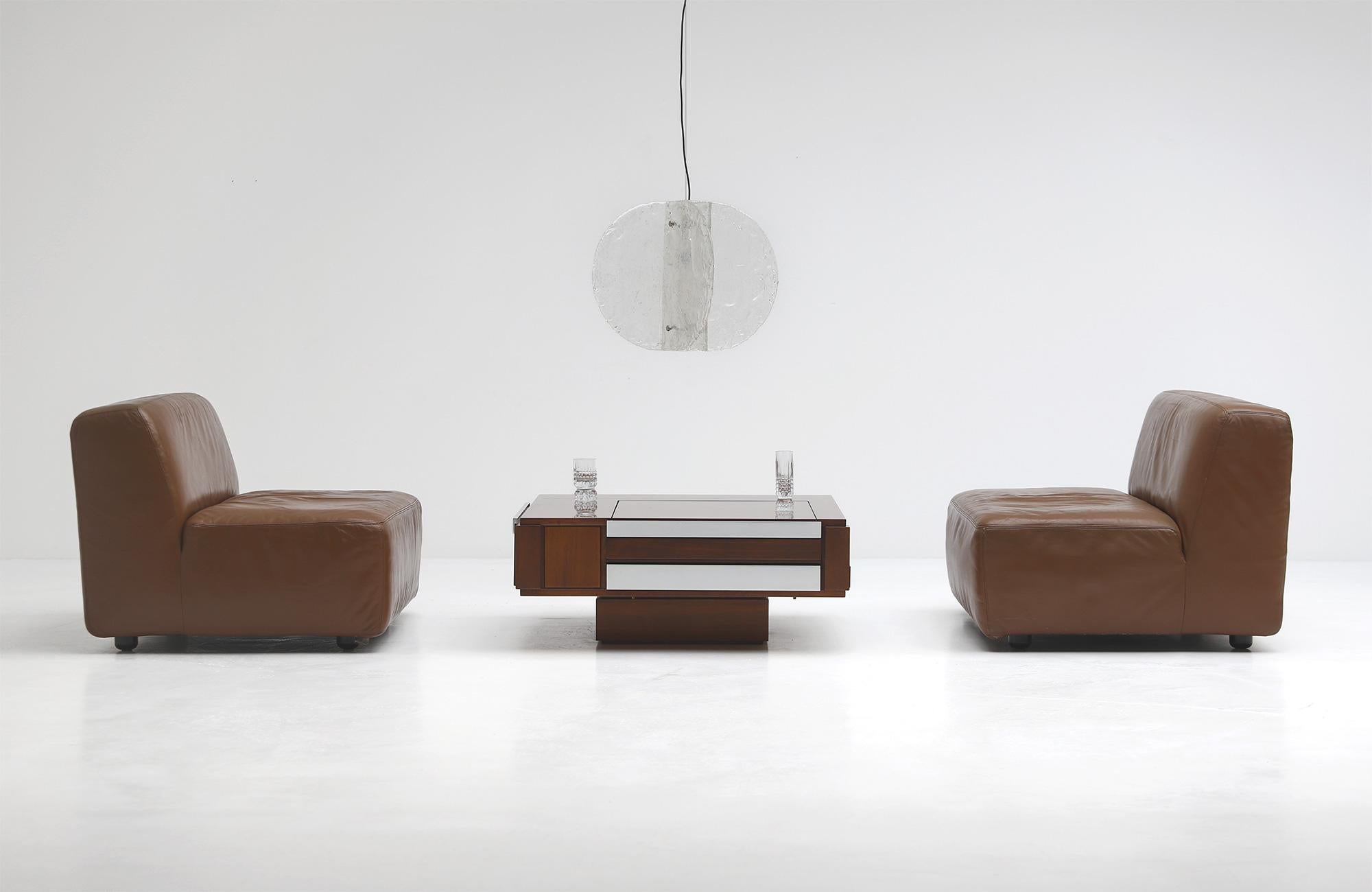 Cesar Augusto Nava était un designer italien principalement actif dans les années 1970. Il a fondé Nava Arredamenti à Design/One, pour laquelle il a créé des modèles emblématiques. Son travail se caractérise par un style futuriste, des lignes