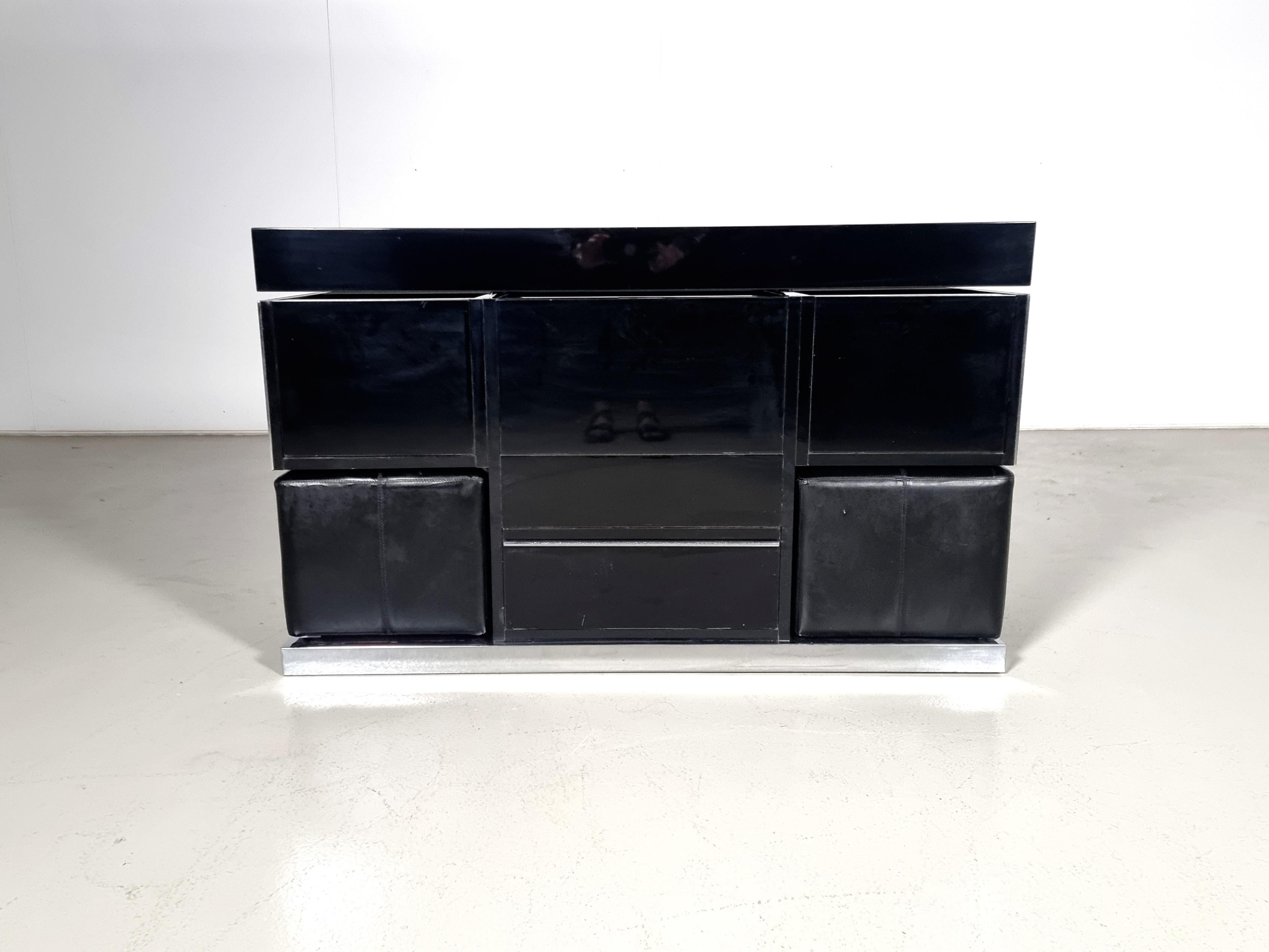 Questo cocktail bar è stato progettato da Willy Rizzo negli anni Settanta. 

I suoi design di cocktail e bar sono tra i suoi oggetti più prolifici e quindi più ricercati. Questo particolare pezzo è esemplare dello stile glamour per cui Rizzo è