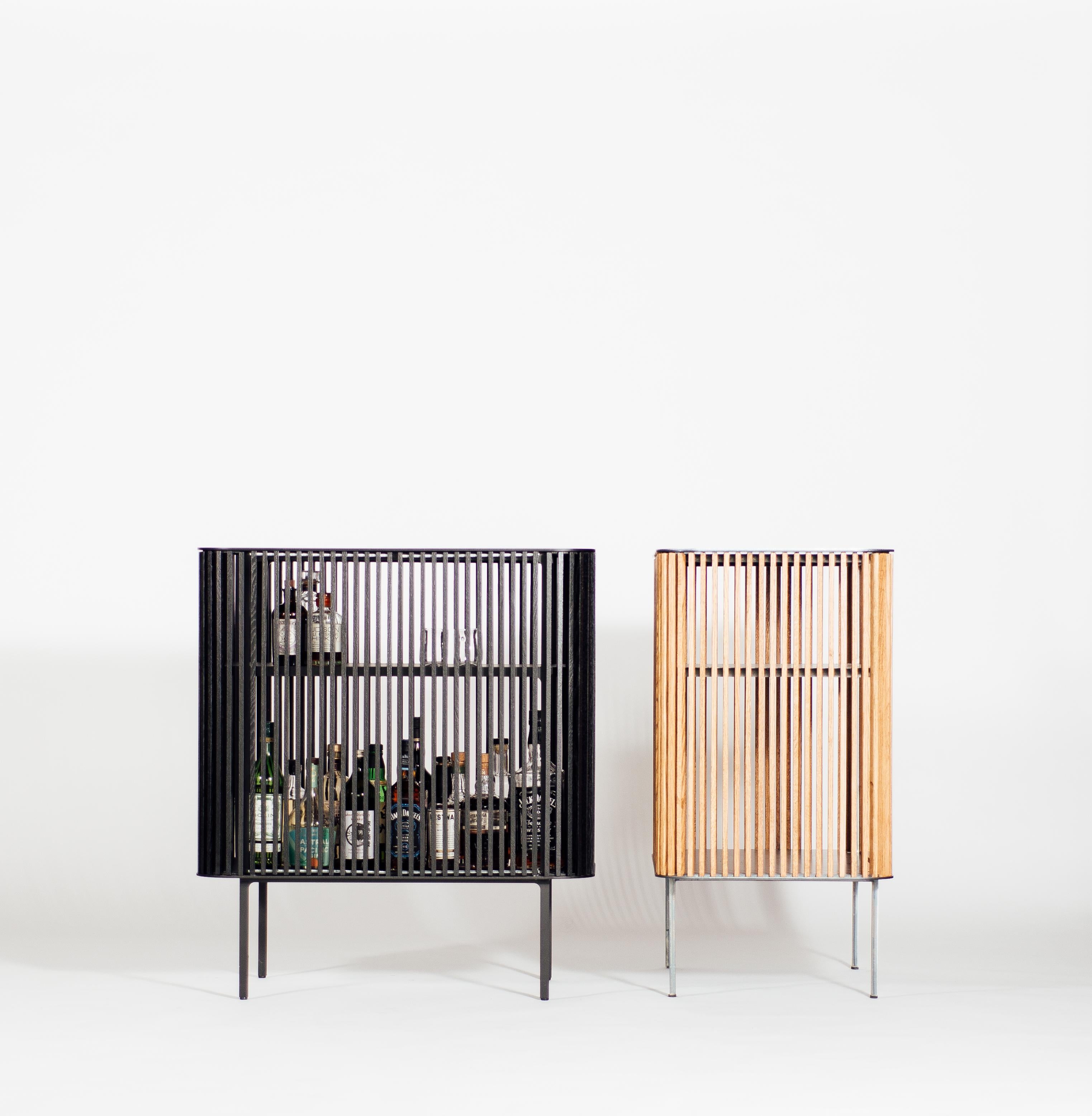 Dry Bar con struttura in acciaio annerito e tagliato al laser con doghe in Oak e piano in pelle In condizioni Nuovo in vendita a Los Angeles, CA