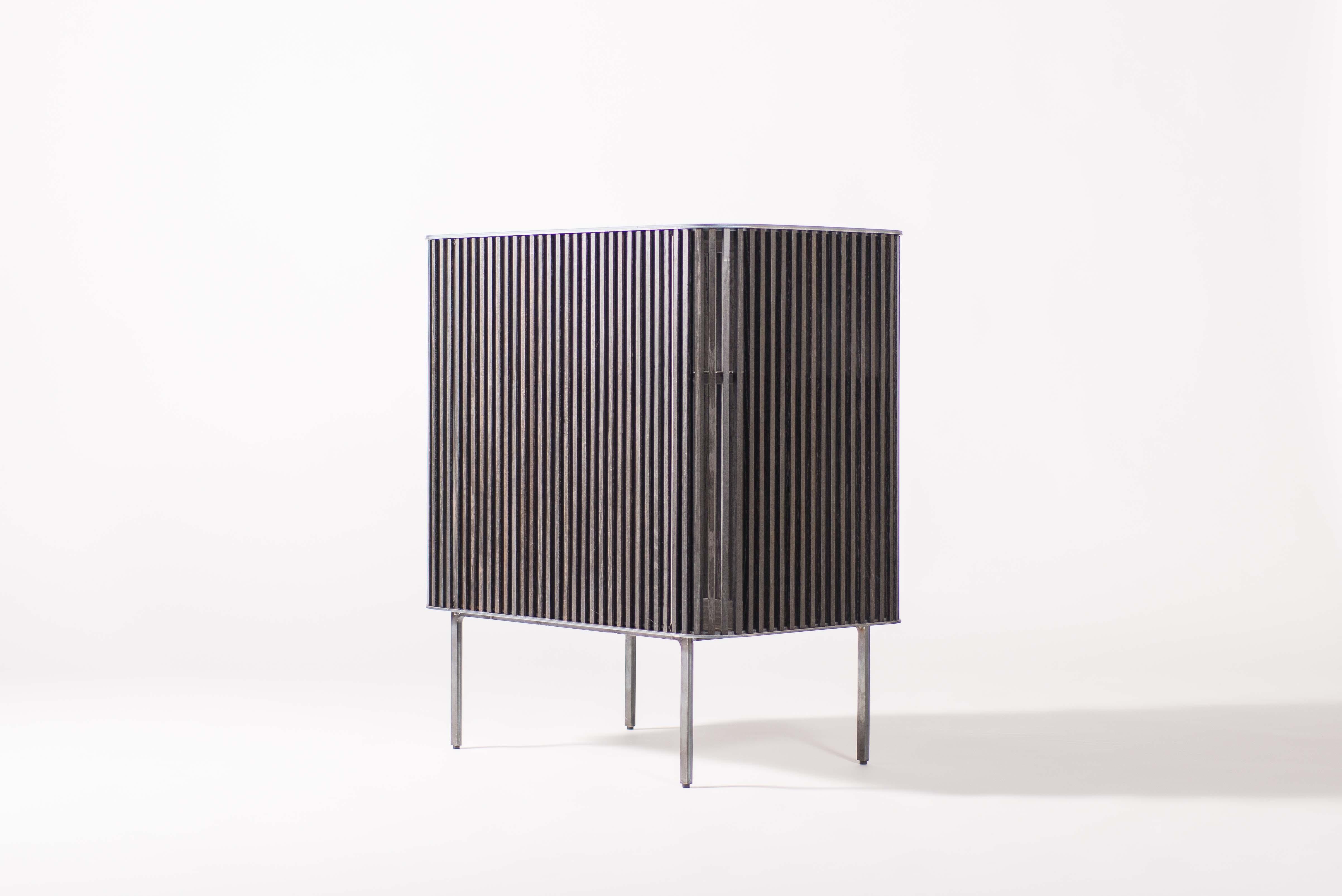 XXI secolo e contemporaneo Dry Bar con struttura in acciaio annerito e tagliato al laser con doghe in Oak e piano in pelle in vendita