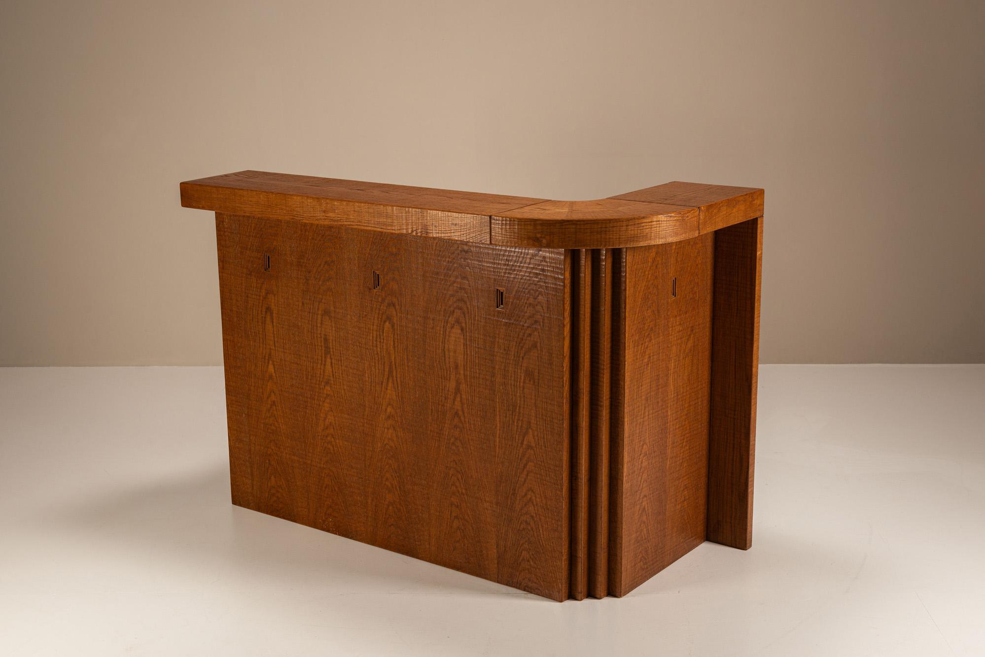 Diseñada con rigor escultórico y sensibilidad artesanal, esta barra de Giuseppe Rivadossi refleja un profundo respeto por el material y la forma. Firmado por el artista, encierra la dedicación de Rivadossi a la arquitectura y el trabajo manual,