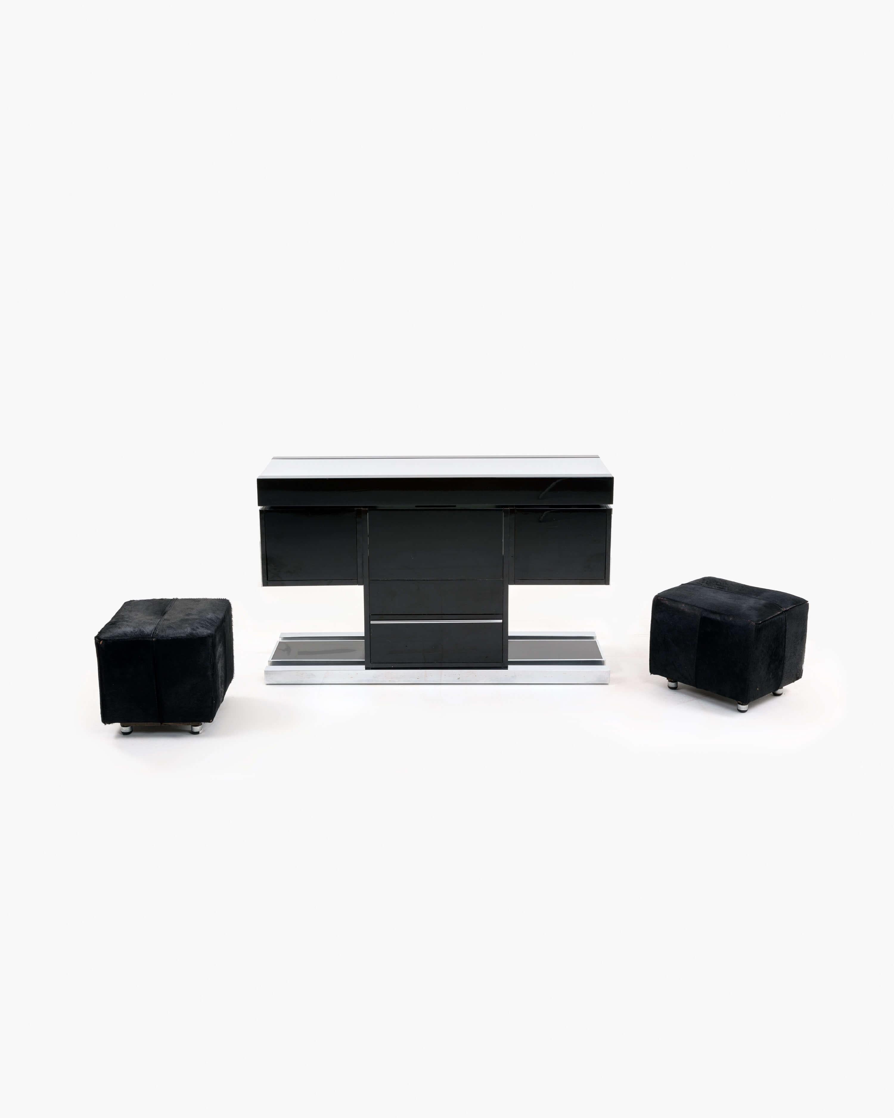 We are thrilled to present our exquisite Dry Bar Set, meticulously crafted in the style of the renowned Willy Rizzo, circa 1970, and preserved in its original condition. This exceptional piece showcases a sleek black lacquered finish with meticulous