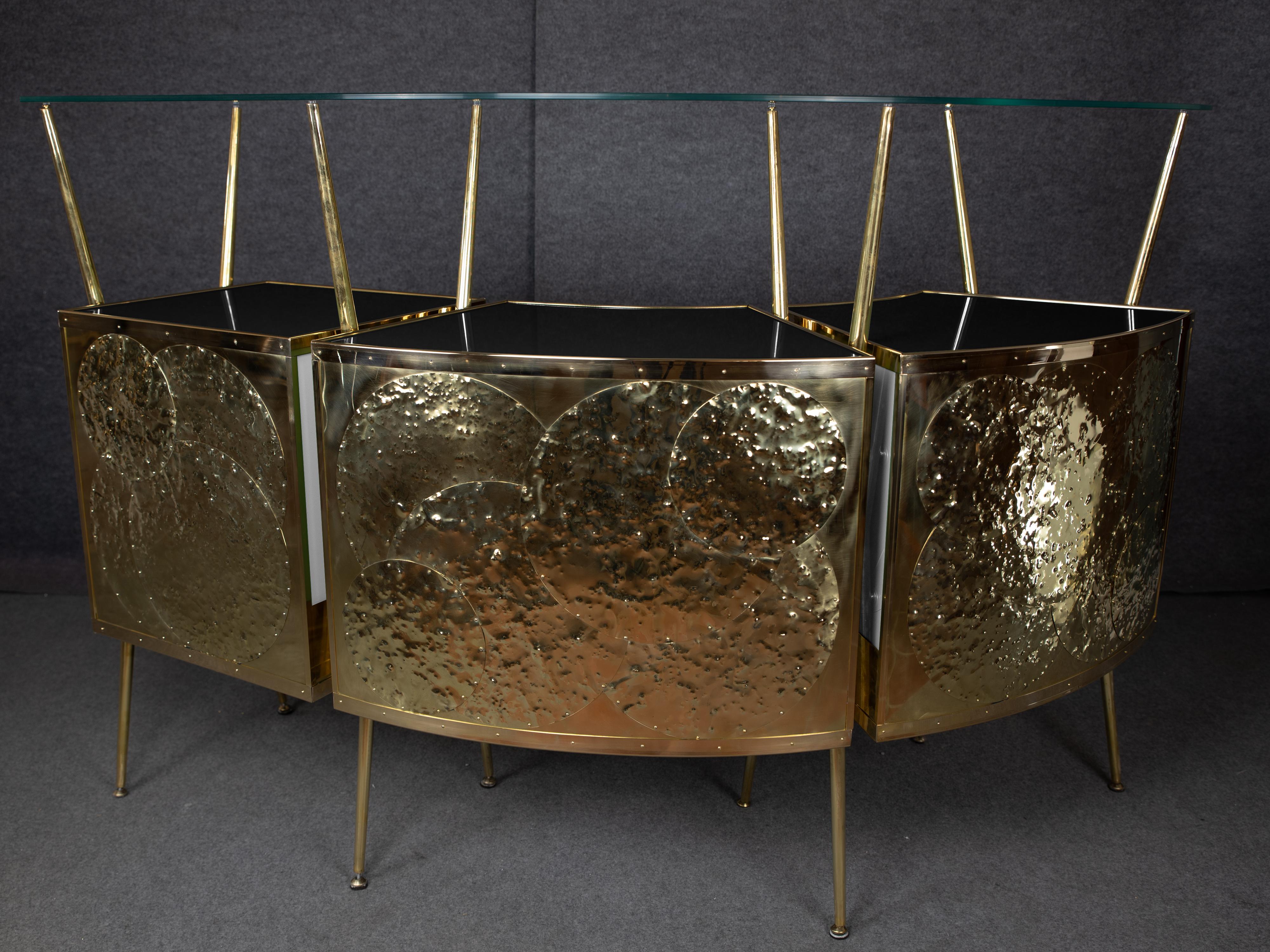 Gio Ponti Inspired Two-Tone Black and White Glass and Brass Bar Cabinet - JF

Inspired by Gio Ponti's iconic style, this stunning bar cabinet masterfully blends mid-century modern elegance with exceptional craftsmanship.

Crafted in Italy, it