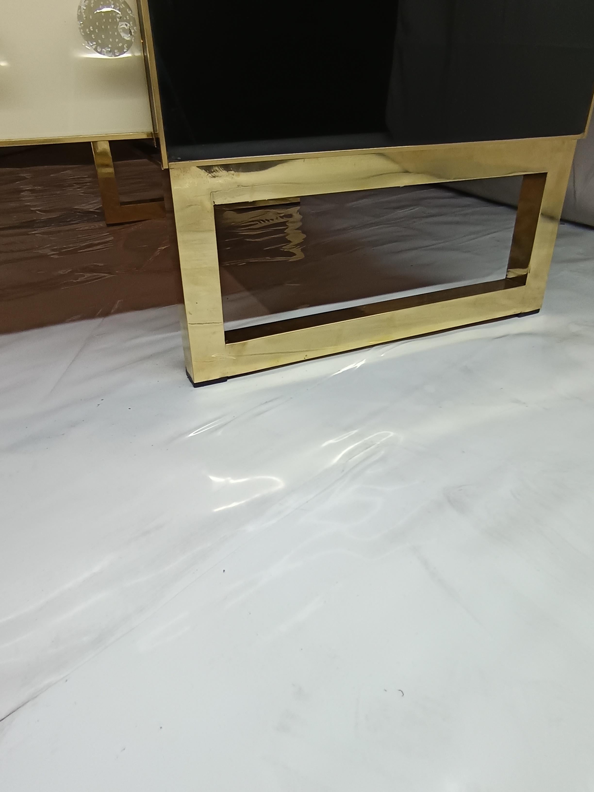 Moderne Dry bar Armoire blanche et noire en verre de Murano fabriquée en Italie justfurnituress en vente