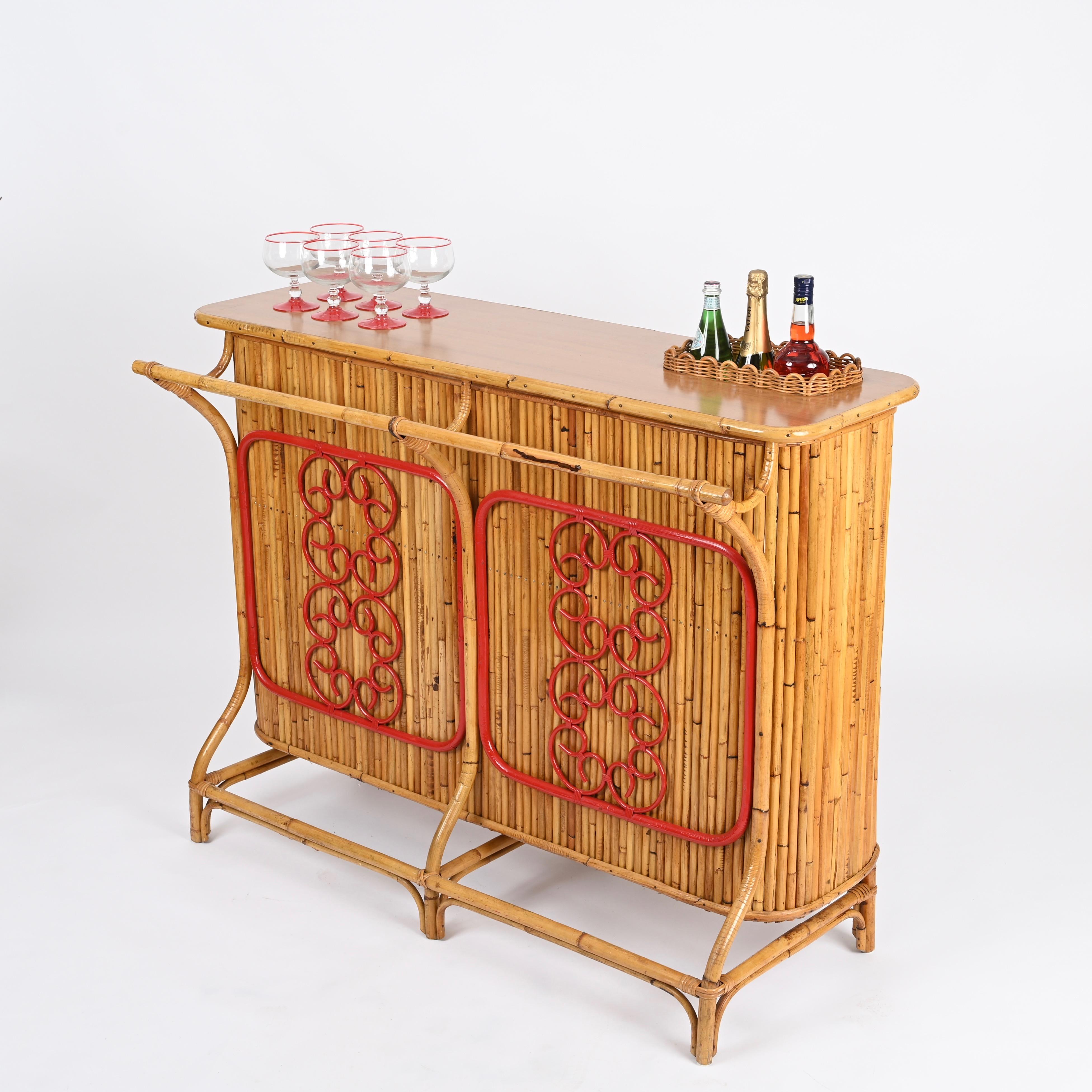 Maravillosa barra seca de mediados de siglo con taburete realizada en una preciosa mezcla de bambú, ratán, mimbre y fórmica. Esta encantadora barra orgánica fue diseñada por Tito Agnoli y fabricada en Italia durante la década de 1950.

Totalmente