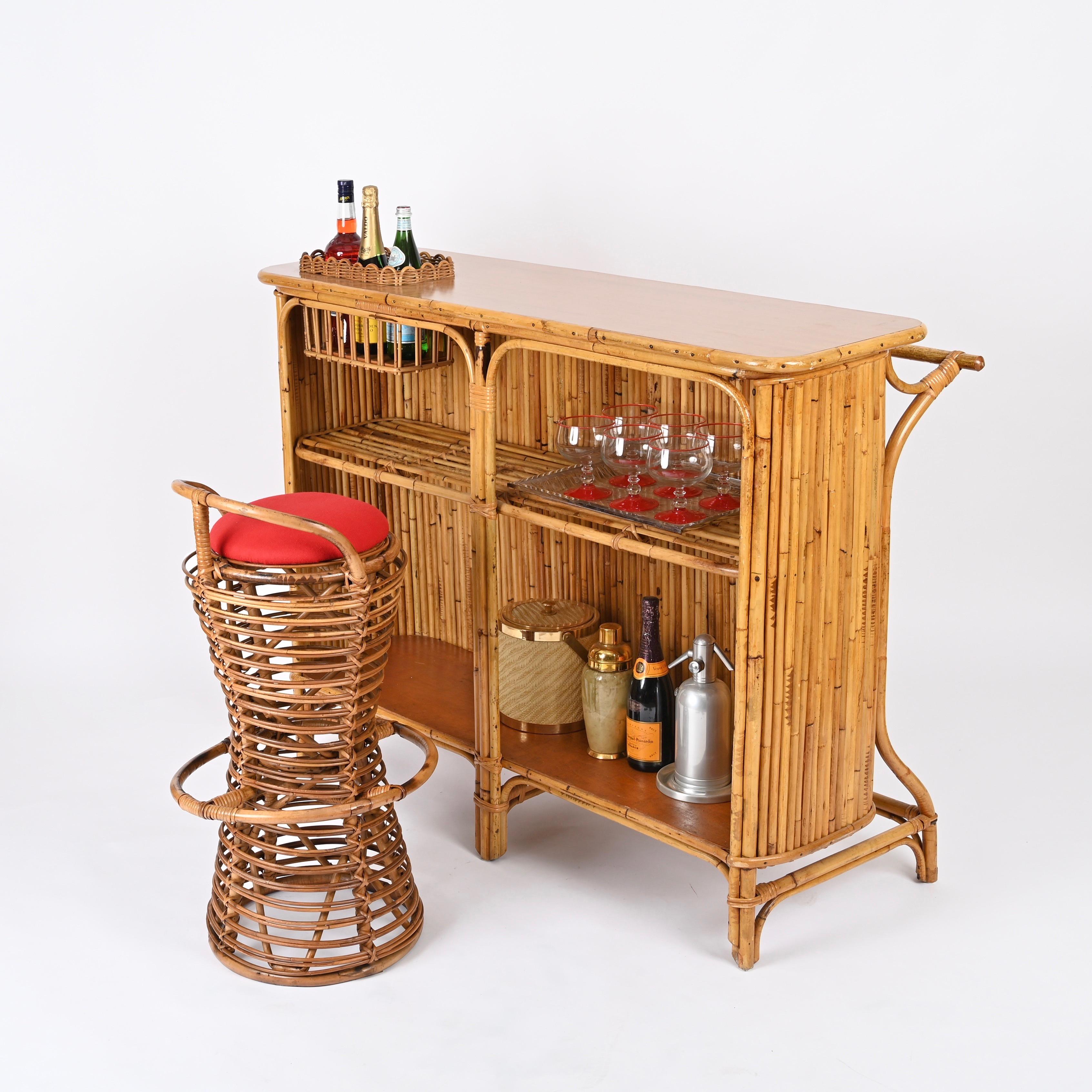 Barra seca con taburete de ratán, bambú y mimbre de Tito Agnoli, Italia Años 50 Hecho a mano en venta