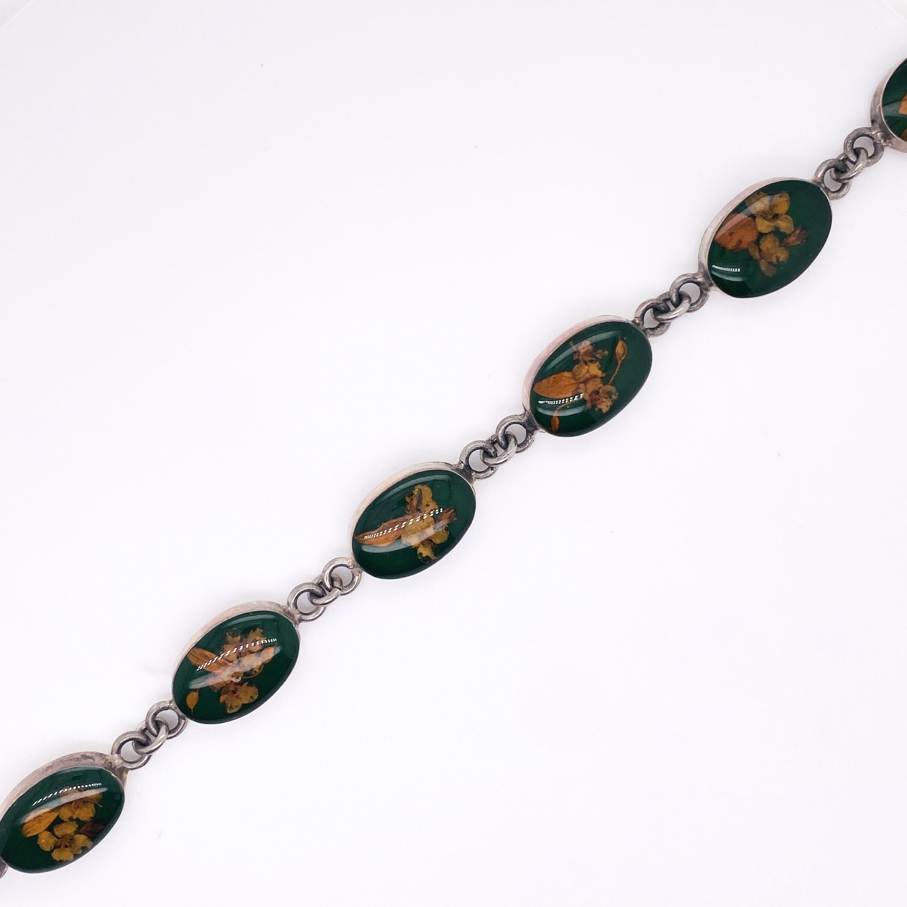 Ce bracelet en argent massif présente des fleurs séchées dans les huit maillons.  La résine verte magnifique retient les fleurs. Si vous aimez les fleurs et l'argent, vous allez adorer ce bracelet. Le bracelet fait 8 pouces de long, mais vous pouvez