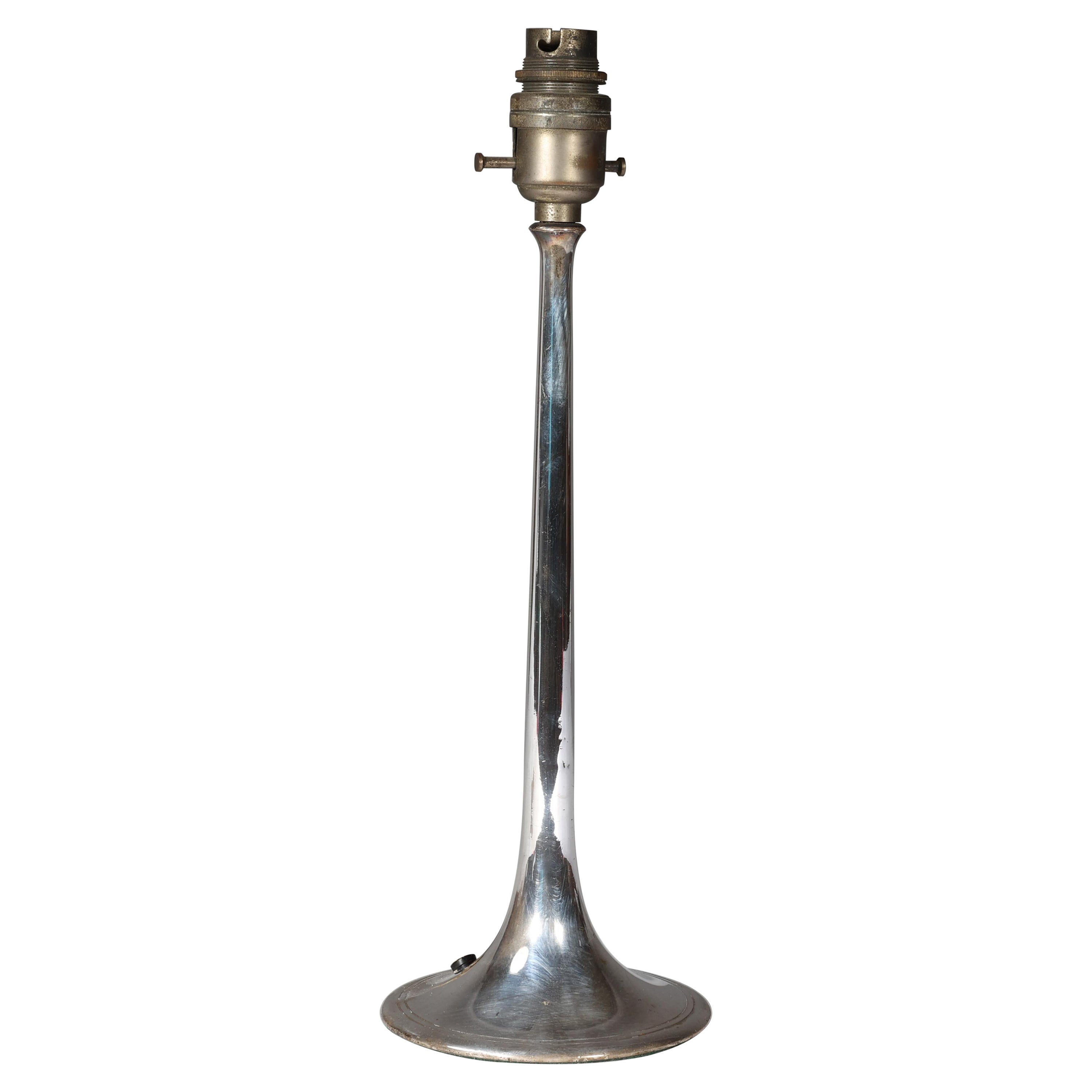 Dríada al estilo de. Una sencilla lámpara de mesa Arts & Crafts bañada en plata. en venta