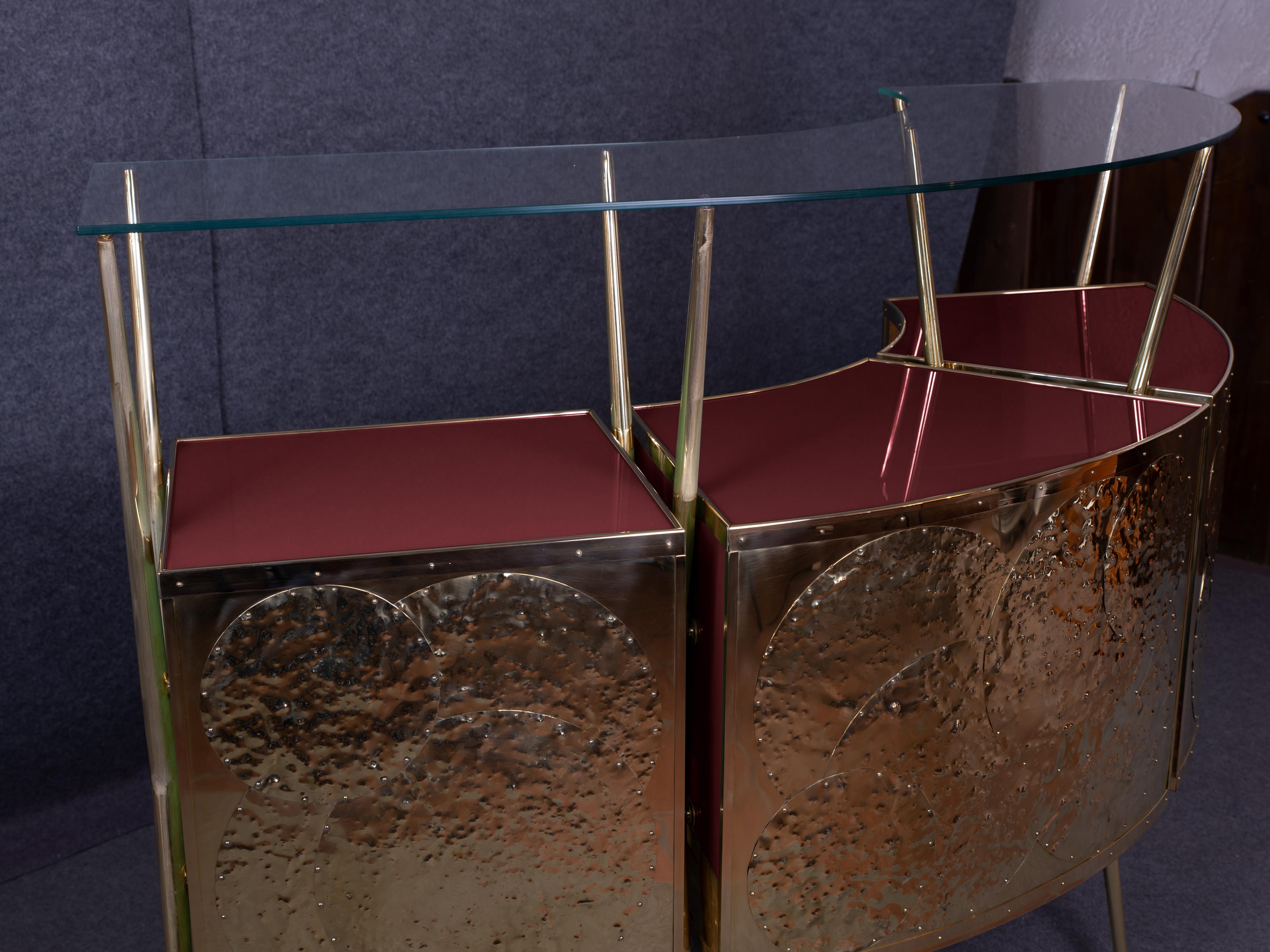 Gio Ponti-Inspired Red Murano Glass & Brass Dry Bar: A Touch of Italian Elegance In New Condition For Sale In Guazzora, IT