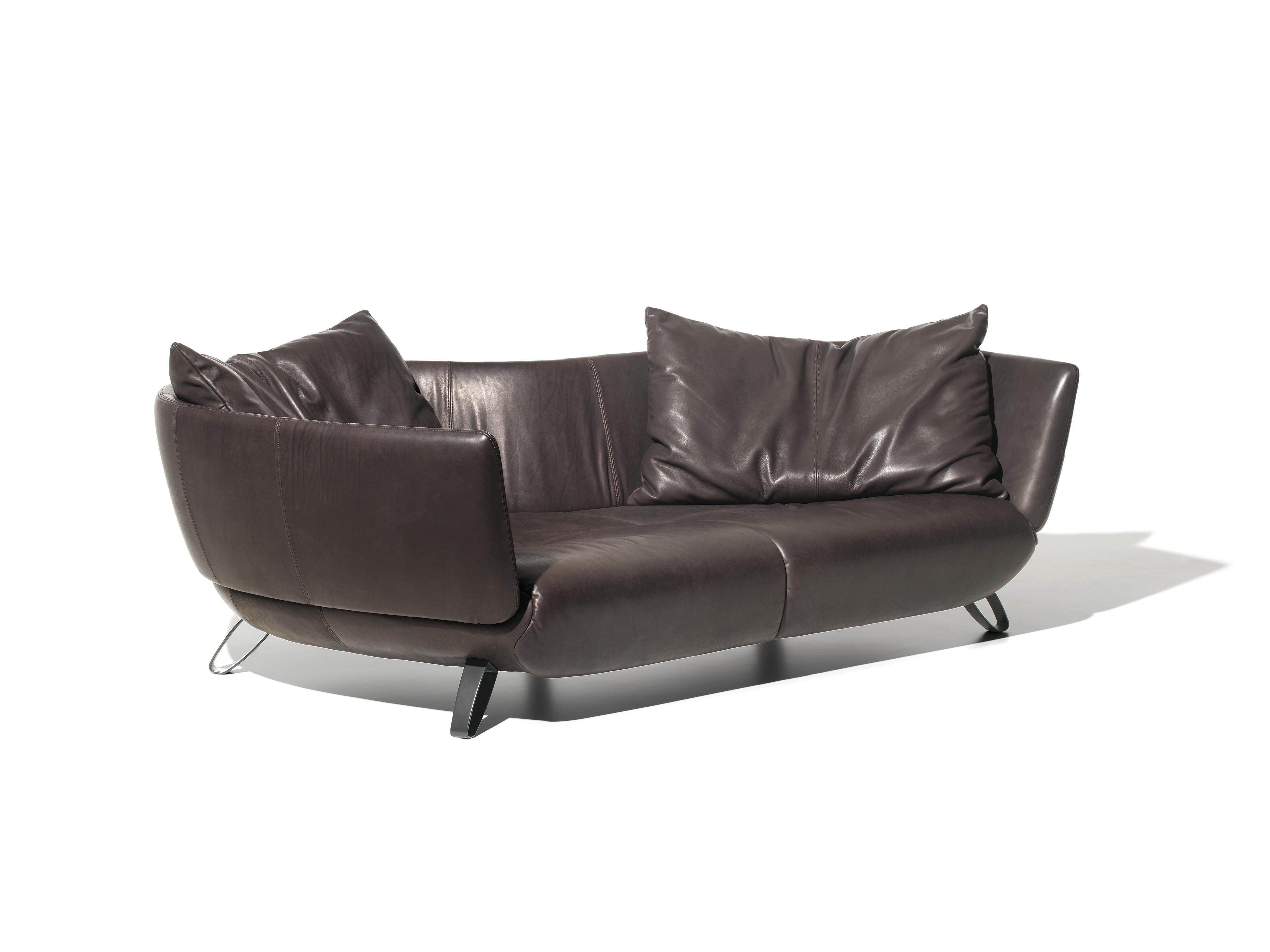 DS-102 sofa by De Sede
The cushions are optional, please contact us.
Dimensions: D 90 x W 235 x H 77 cm
Materials: Aluminium, leather

Prices may change according to the chosen materials and size. 

A series with an eye-catching, core leather