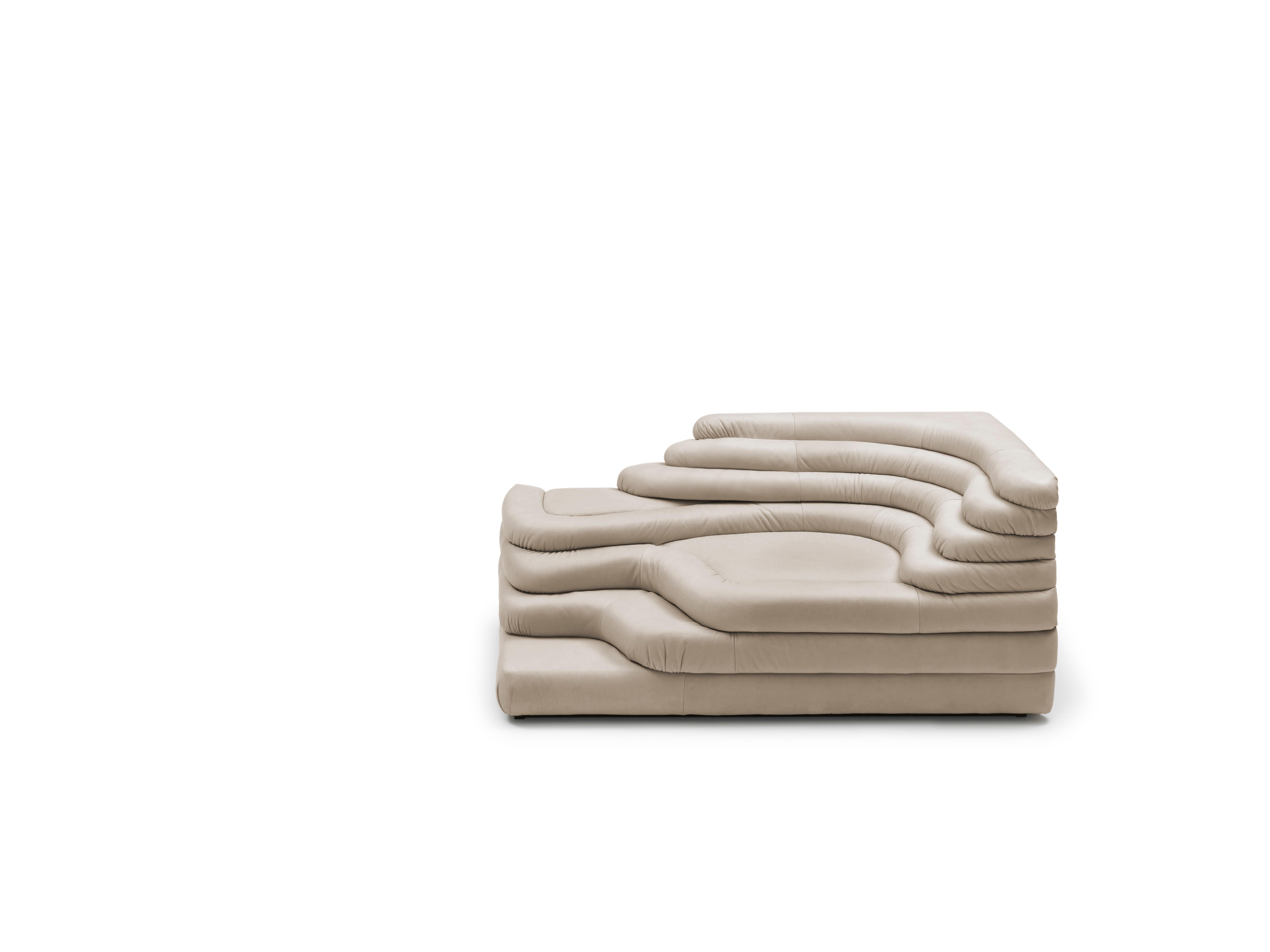 Sofa DS-1025 von De Sede
Entwurf: Ubald Klug
Abmessungen: T 91 x B 156 x H 70 cm
MATERIALIEN: SEDEX-Polsterung mit Wattekissen. Stabiler, kompakter Rahmen aus Buche und Plattenmaterial.

Die Preise können sich je nach den gewählten Materialien und