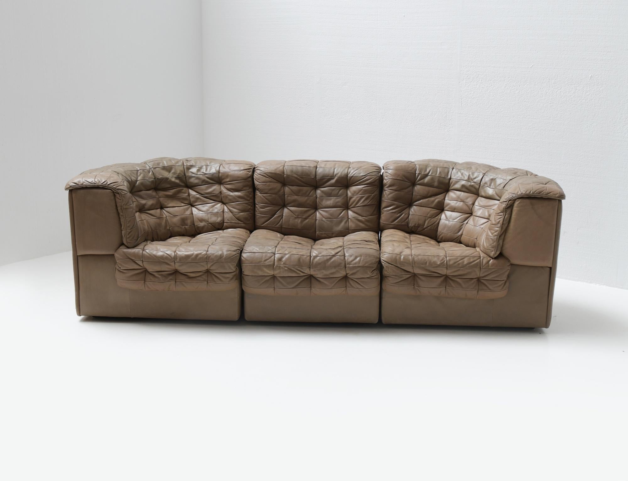 De Sede ‘DS-11’ Modular Patchwork sofa in beige leather.

Still 100% original.

This high-quality sectional sofa designed by De Sede in the 1970s contains one regular elements & two corner elements.
This makes it possible to arrange this sofa