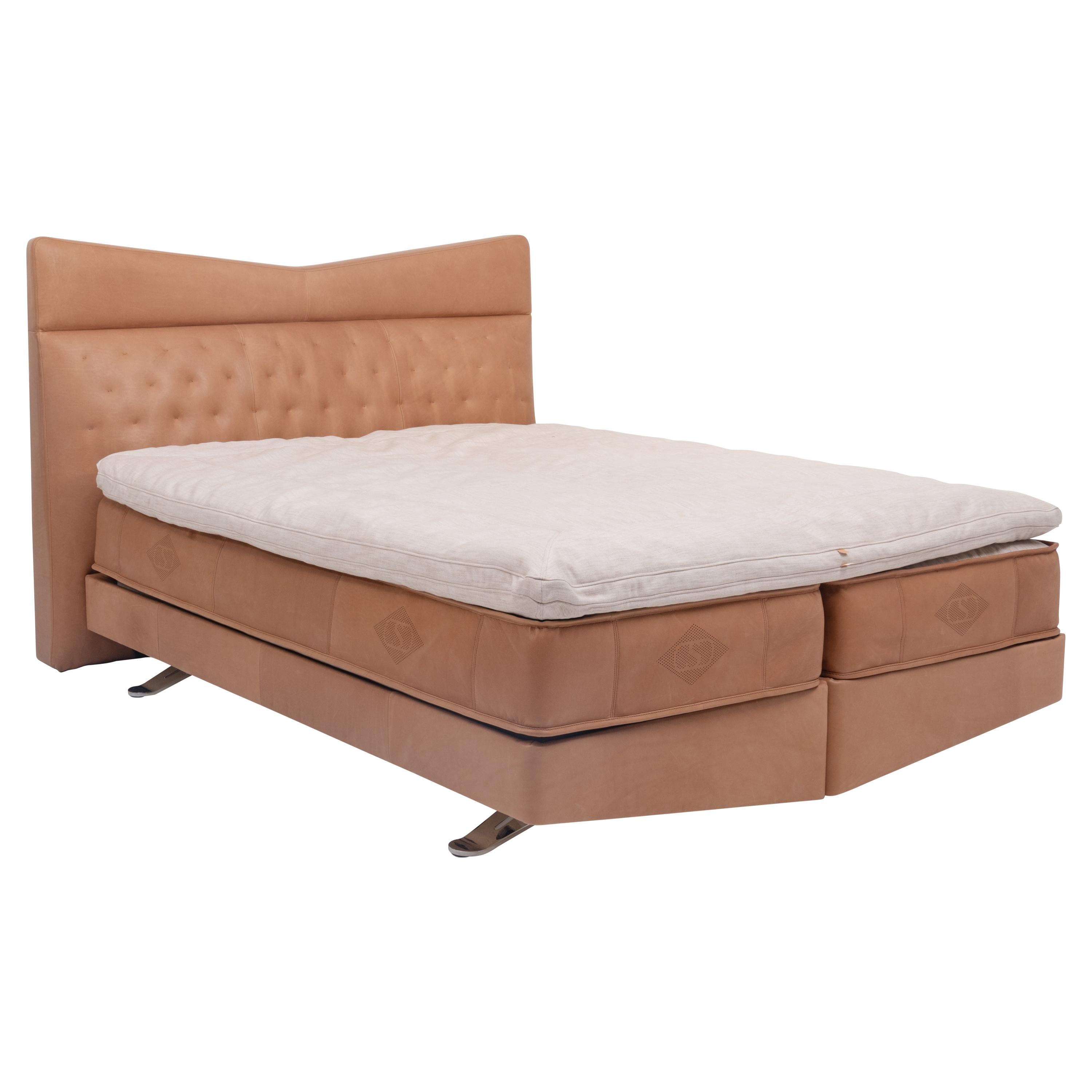 En vente : Orange (Hazel) Cadre de lit et tête de lit en cuir cousus à la main DS-1151/1152 par De Sede
