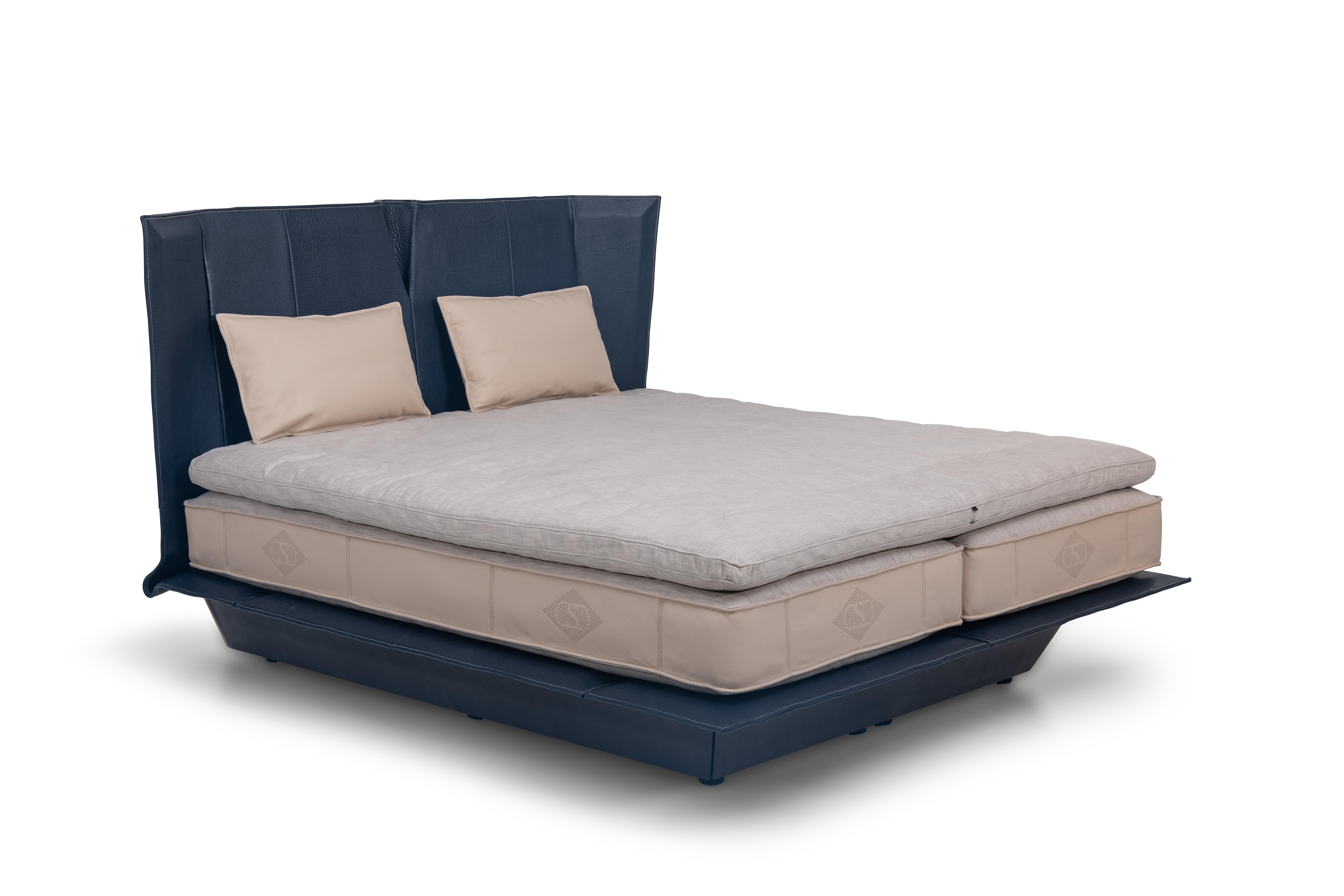 DS-1155 bed by De Sede
Dimensions: D 220 x W 197 x H 29 cm
Materials: Anthracite-colored base frame, frame and bedhead exclusively in NECK leather. With special de Sede spring core.

Prices may change according to the chosen materials and size.