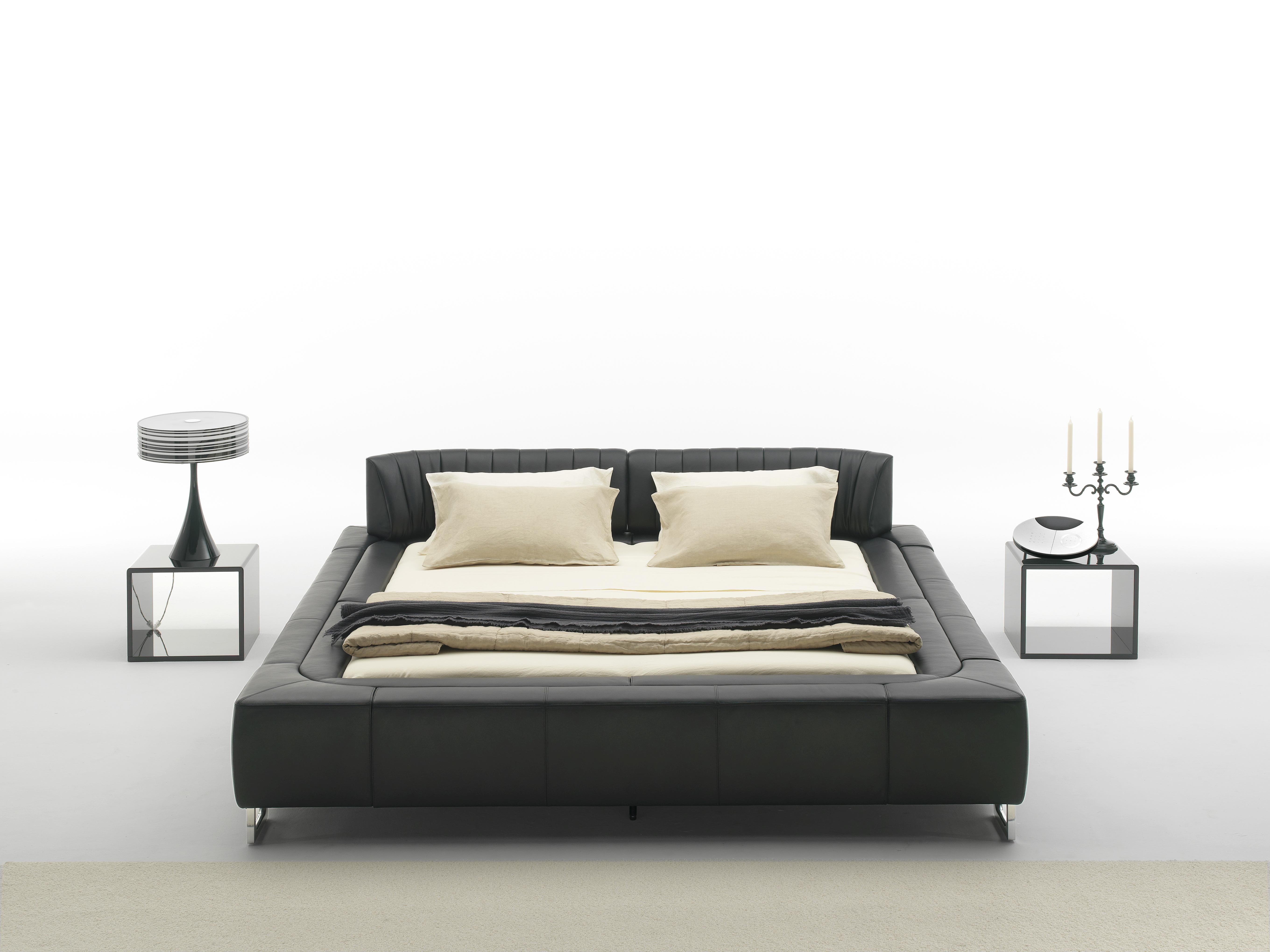 DS-1165 bed by De Sede
Dimensions: D 262 x W 222 x H 47 cm
Materials: metal construction, leather

Prices may change according to the chosen materials and size. 

Playful design for sensual moments

Backrests can be easily and quickly moved