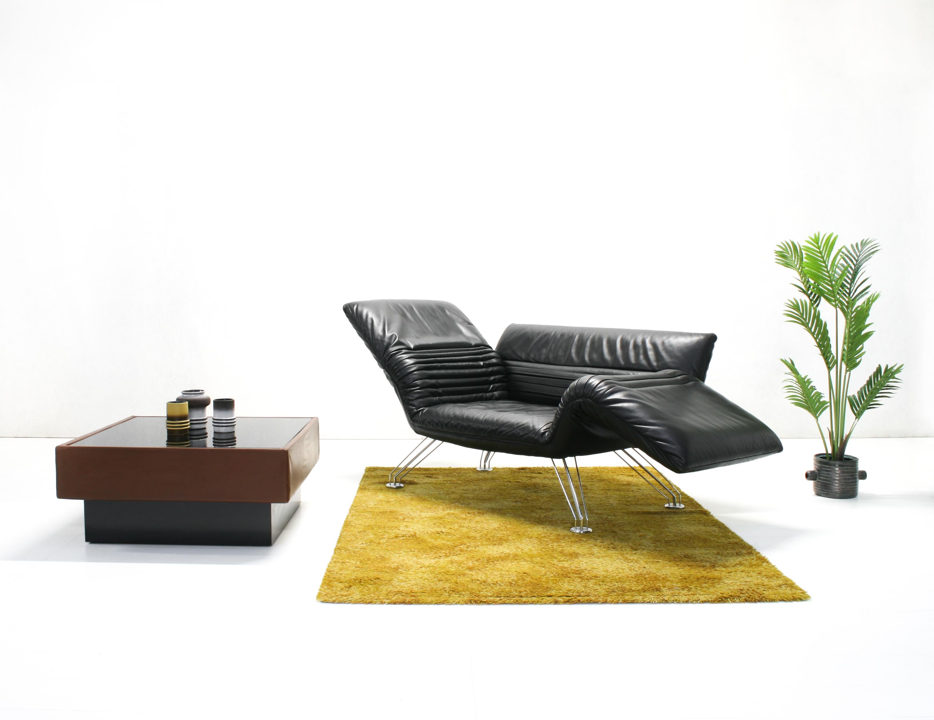 The De Sede DS 142 lounge armchair was designed by Winfried Totzek in 1988 for de Sede. It features fully adjustable armrests and backrest with manually ratchet joints, black leather high quality upholstery, legs finished in chrome.

DS-142 is an